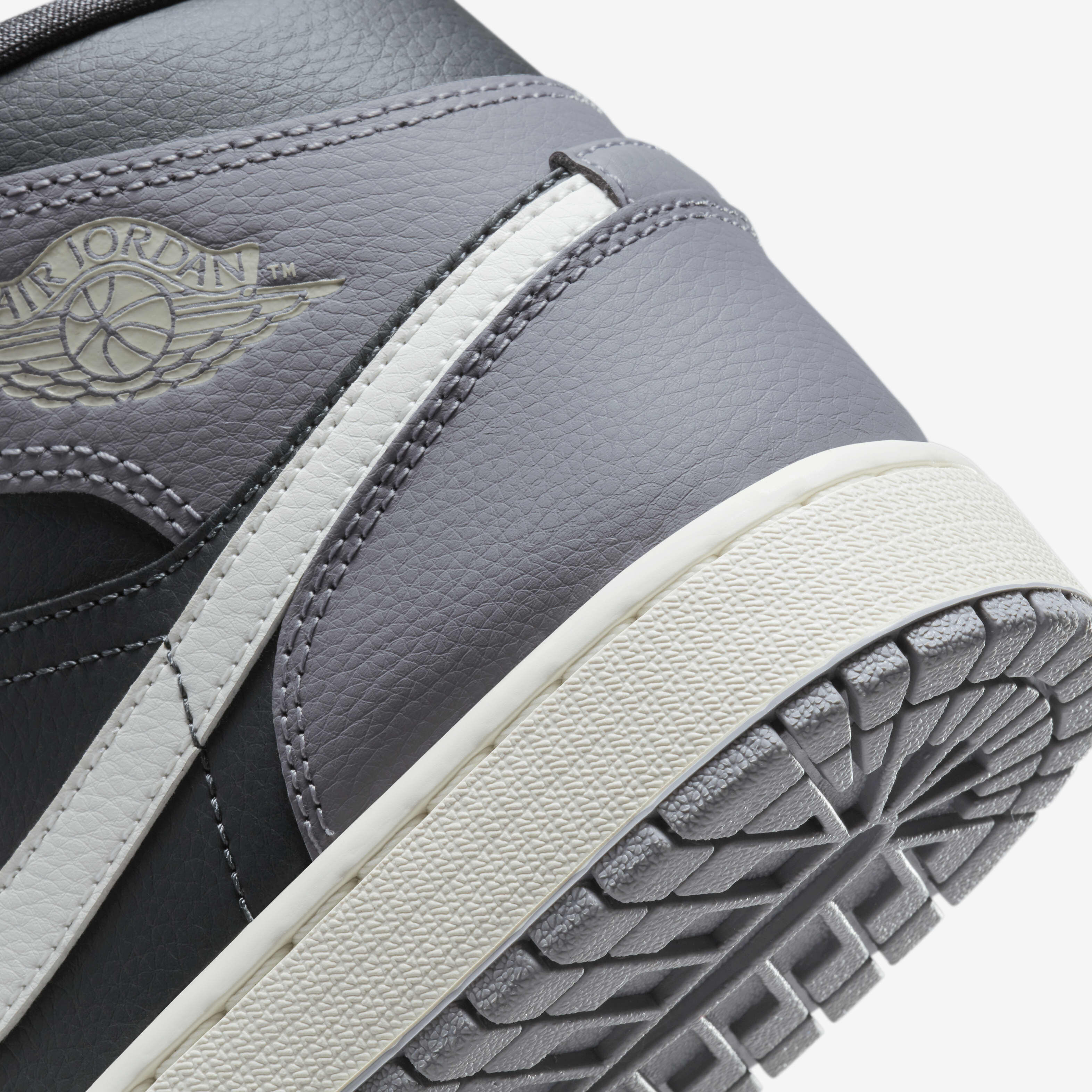 Air Jordan 1 Mid image number 7