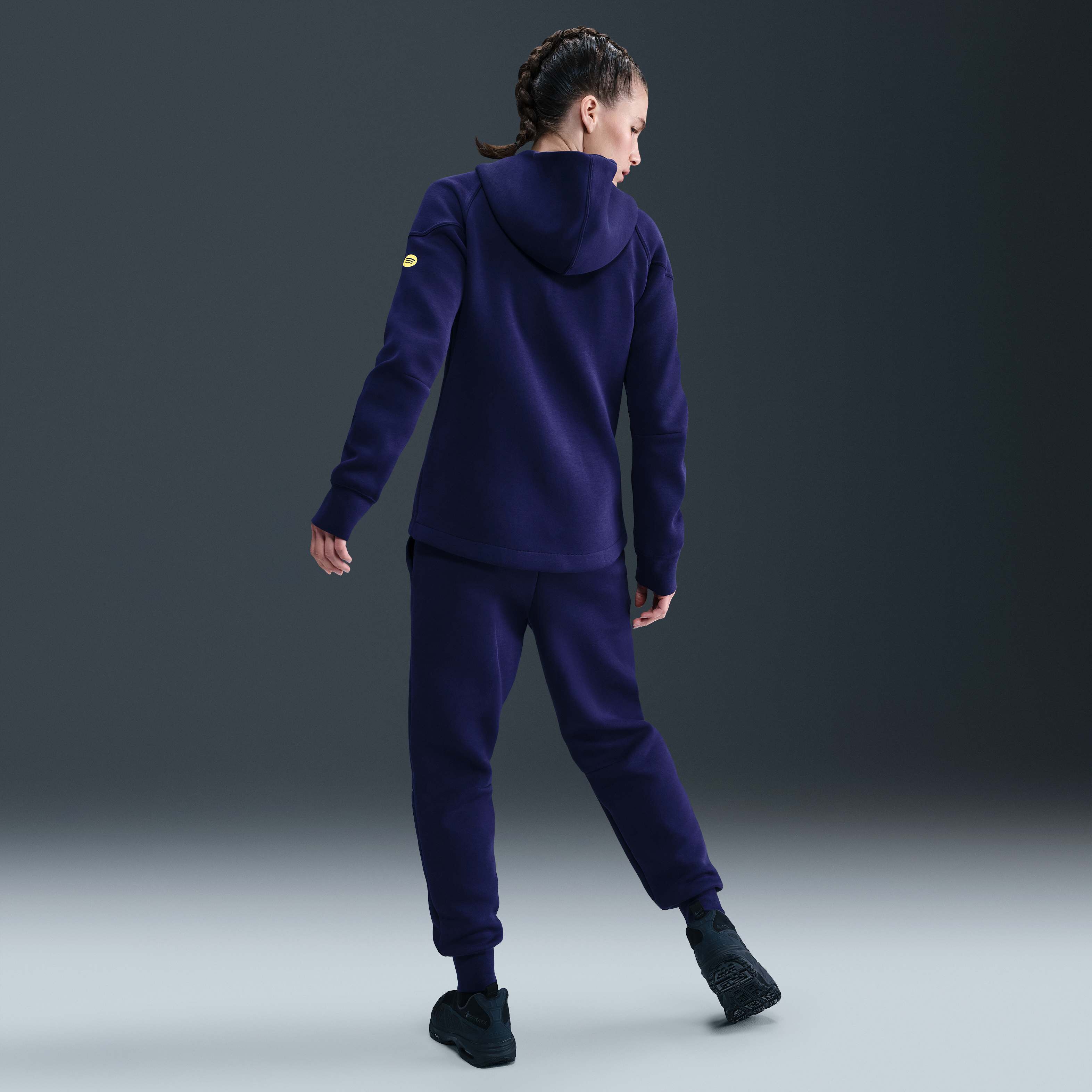 برشلونة تك image number 3