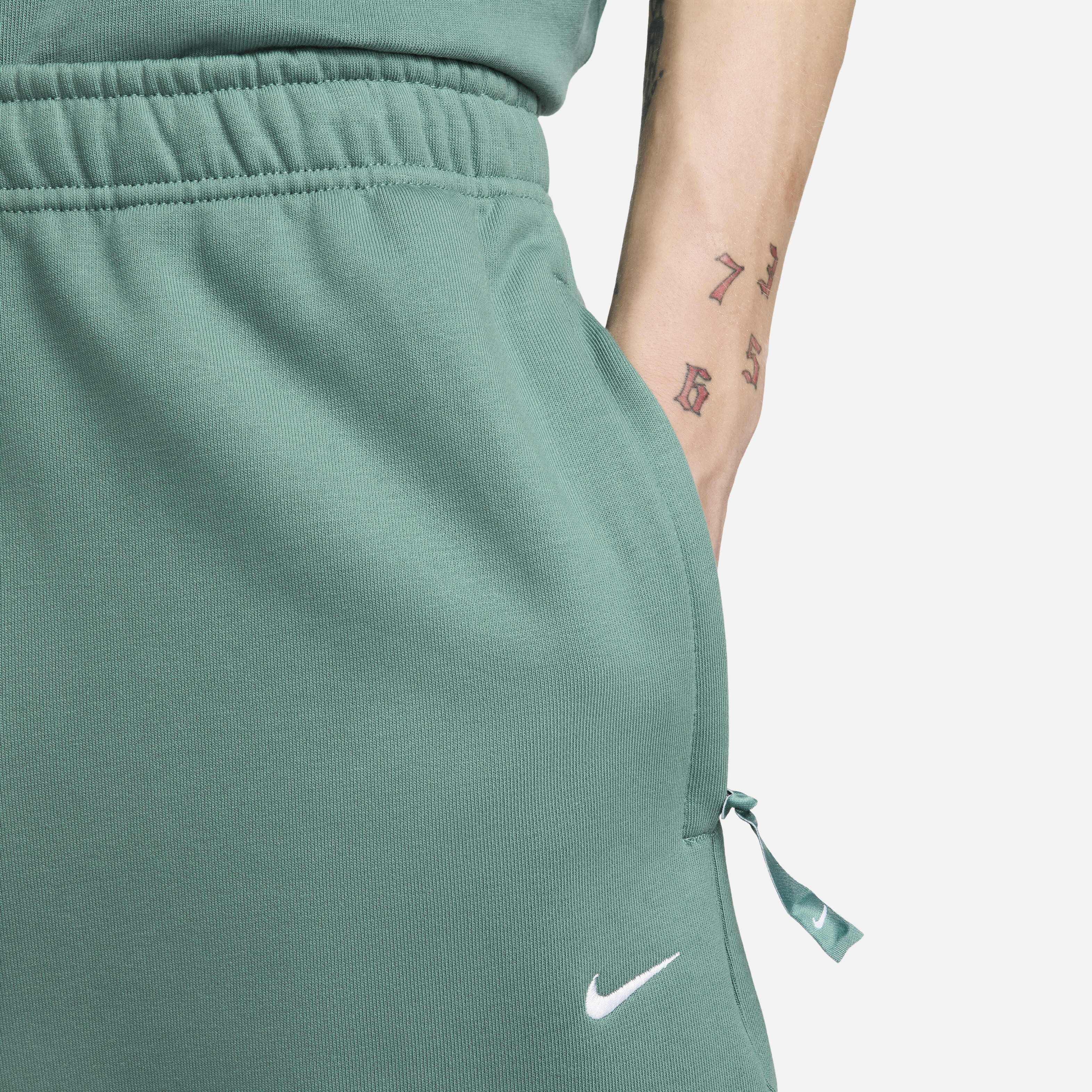 Nike Solo Swoosh image number 3