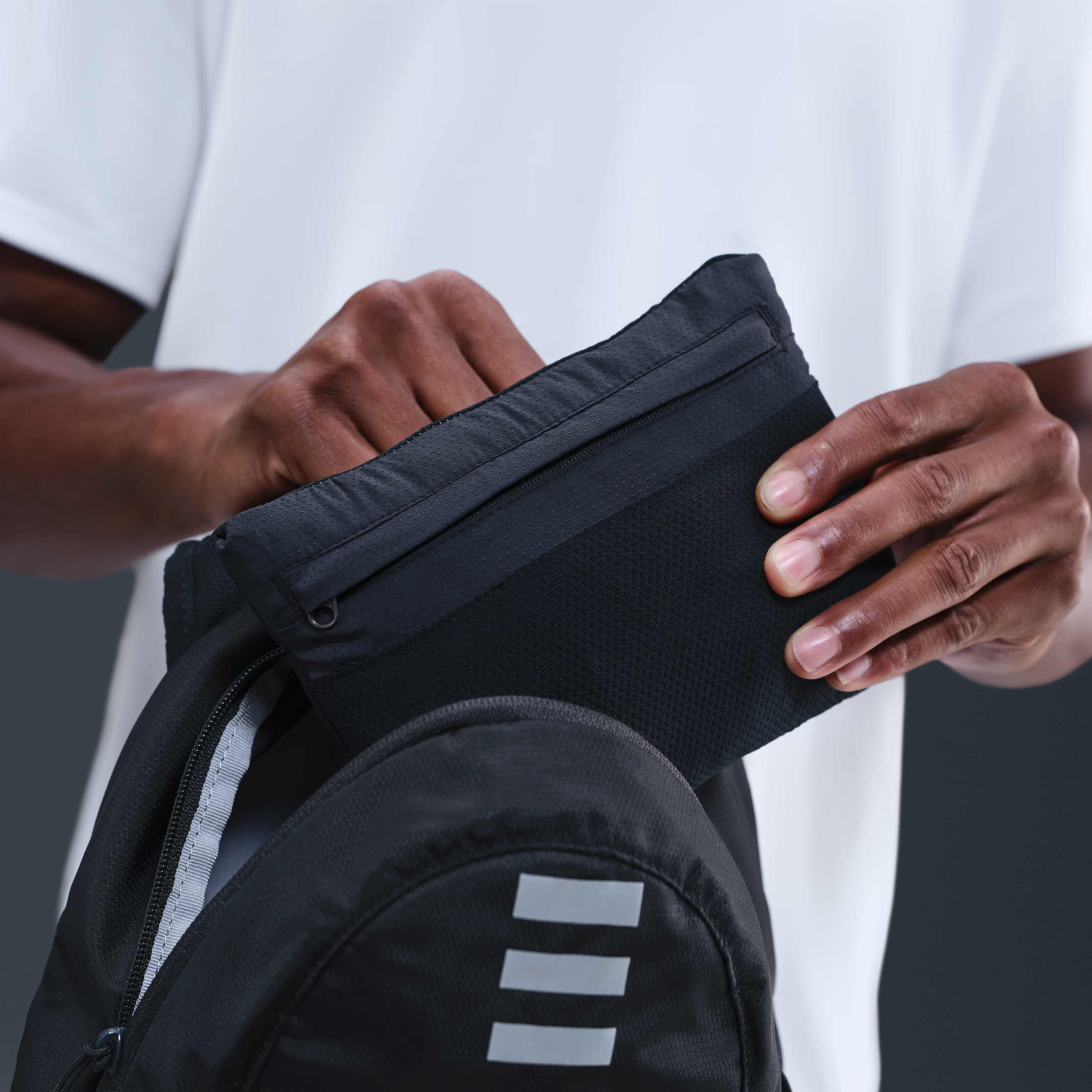 نايكي ايمبوسبلي لايت ويندرانر image number 6