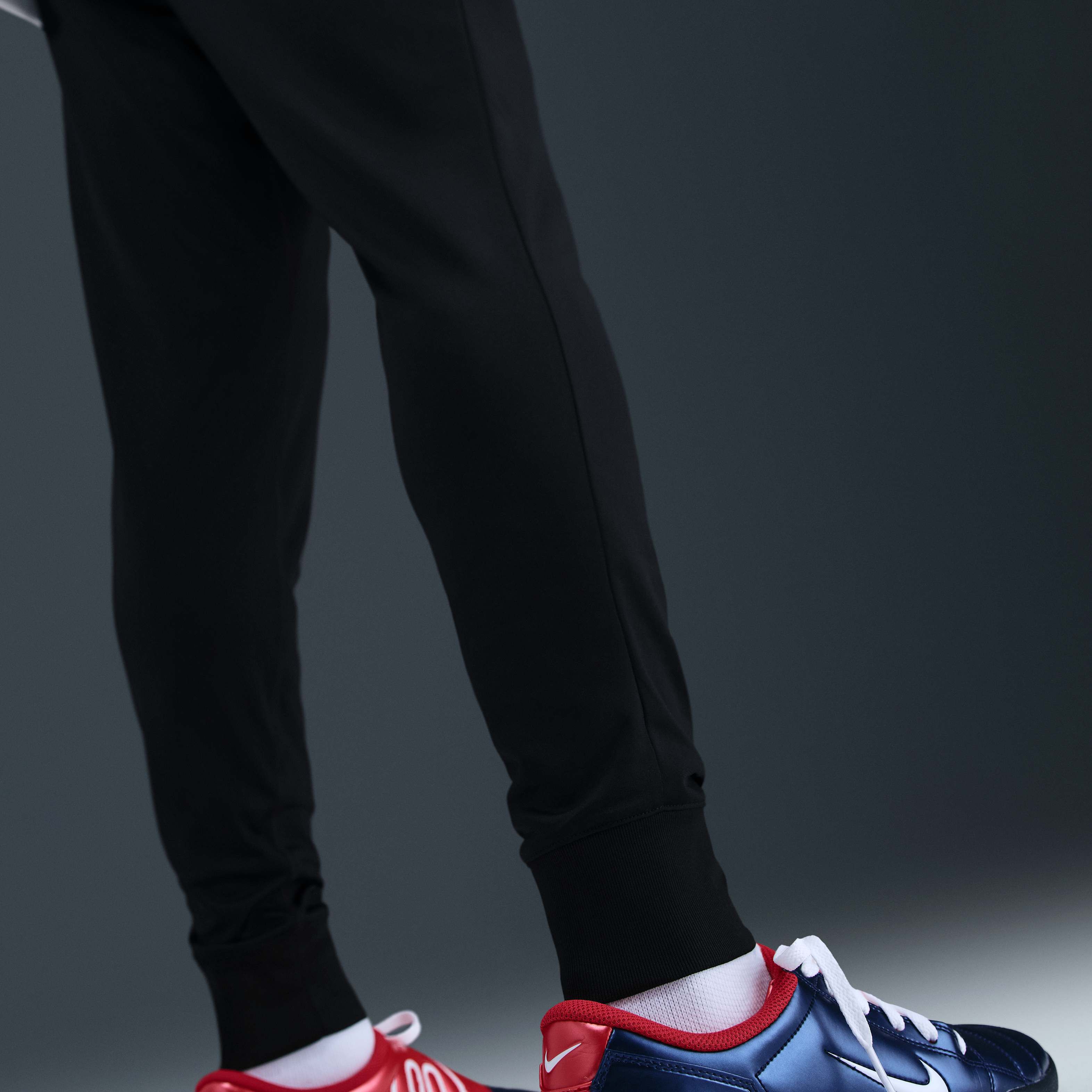 Paris Saint-Germain Strike Third image number 6