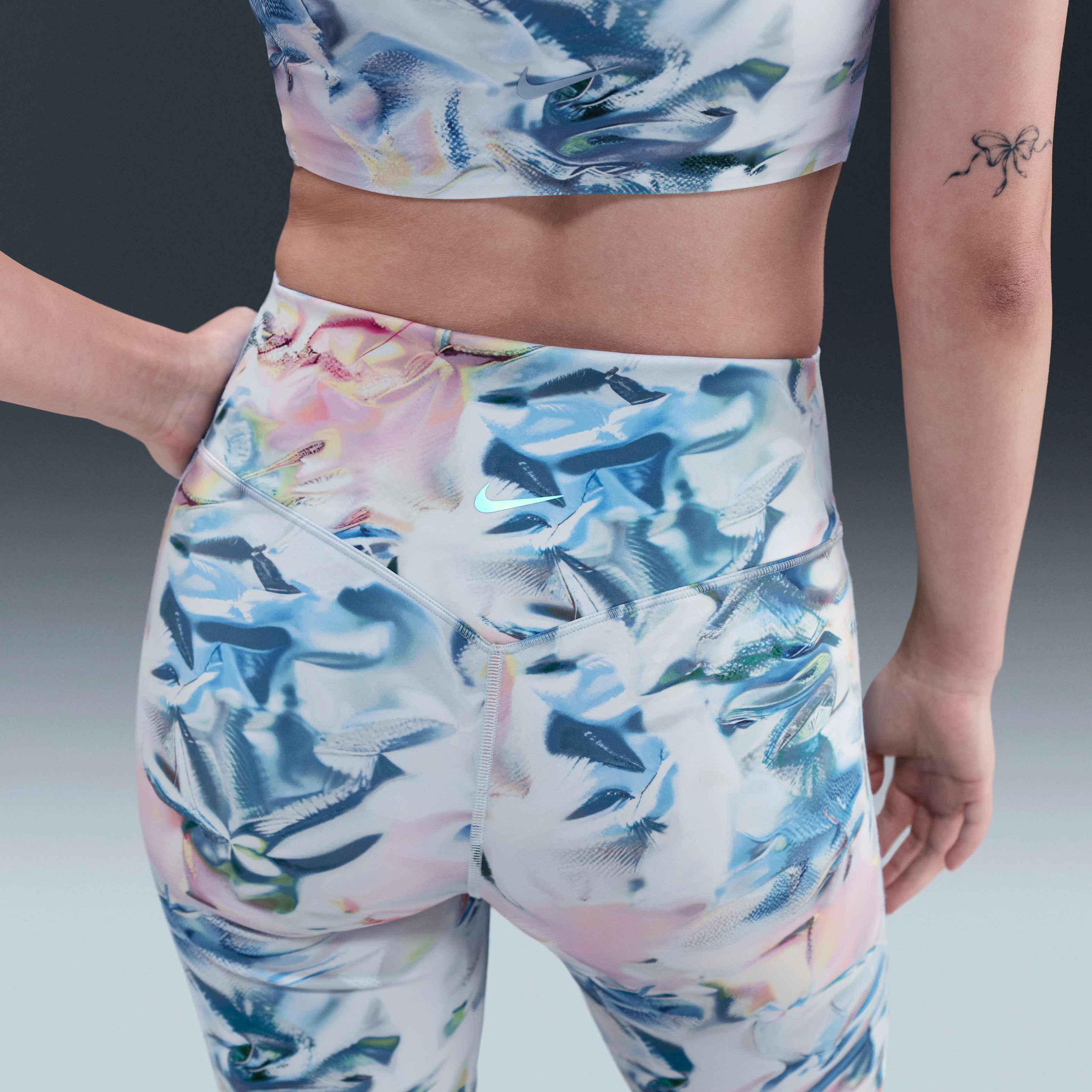 Nike Universa Women's Artist Collection image number 2