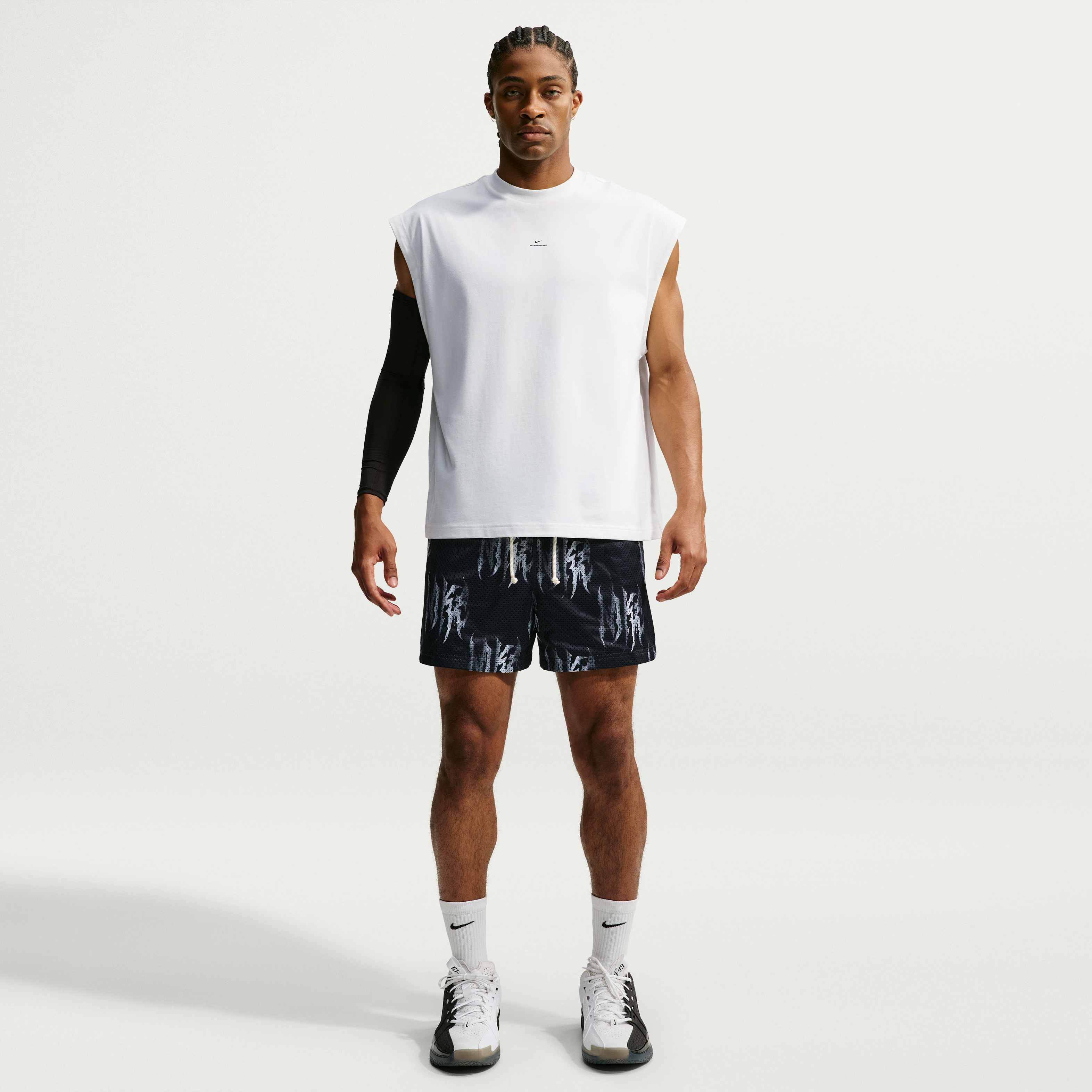 Nike Standard Issue image number 0