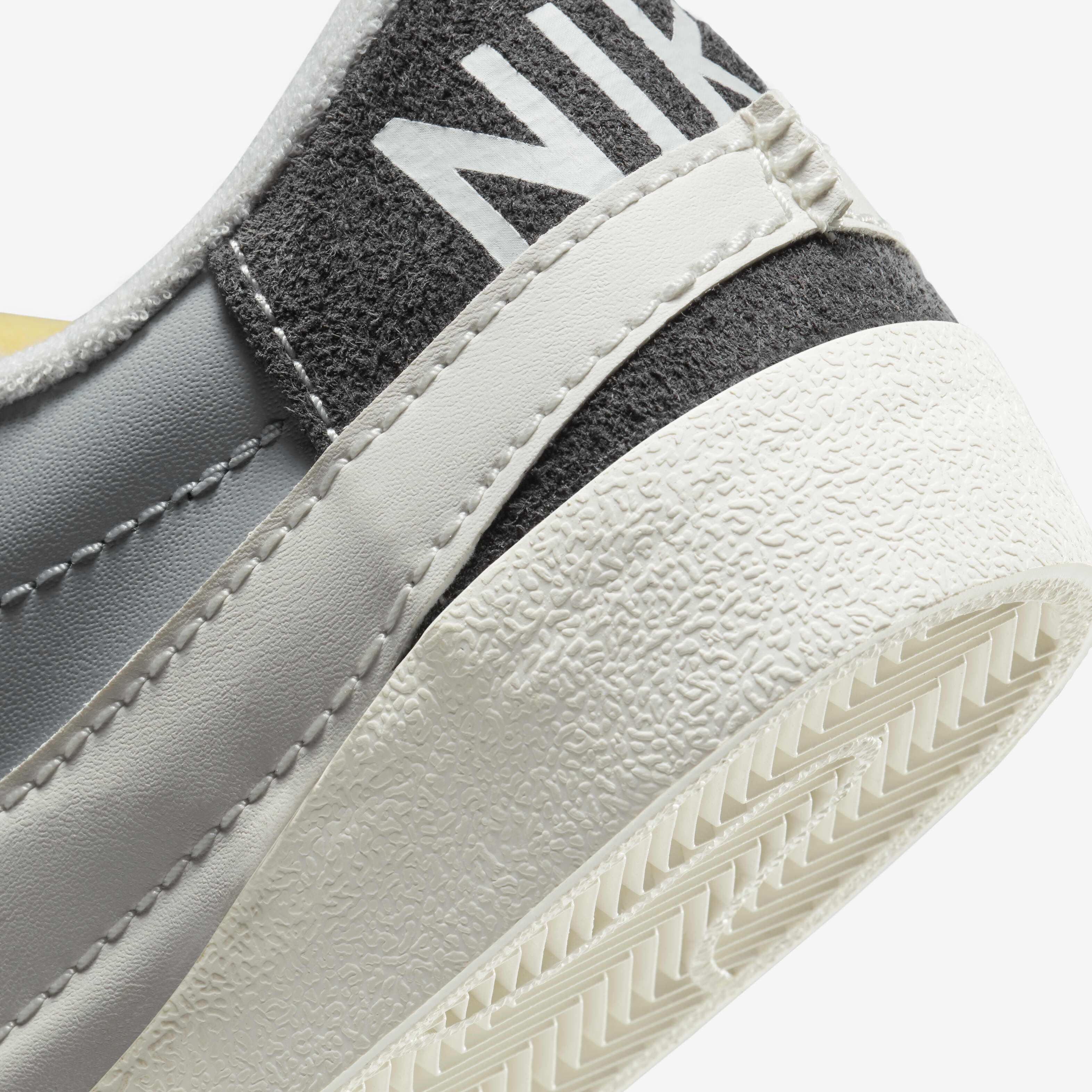 نايكي بليزر لو '77 جامبو اس اي image number 7