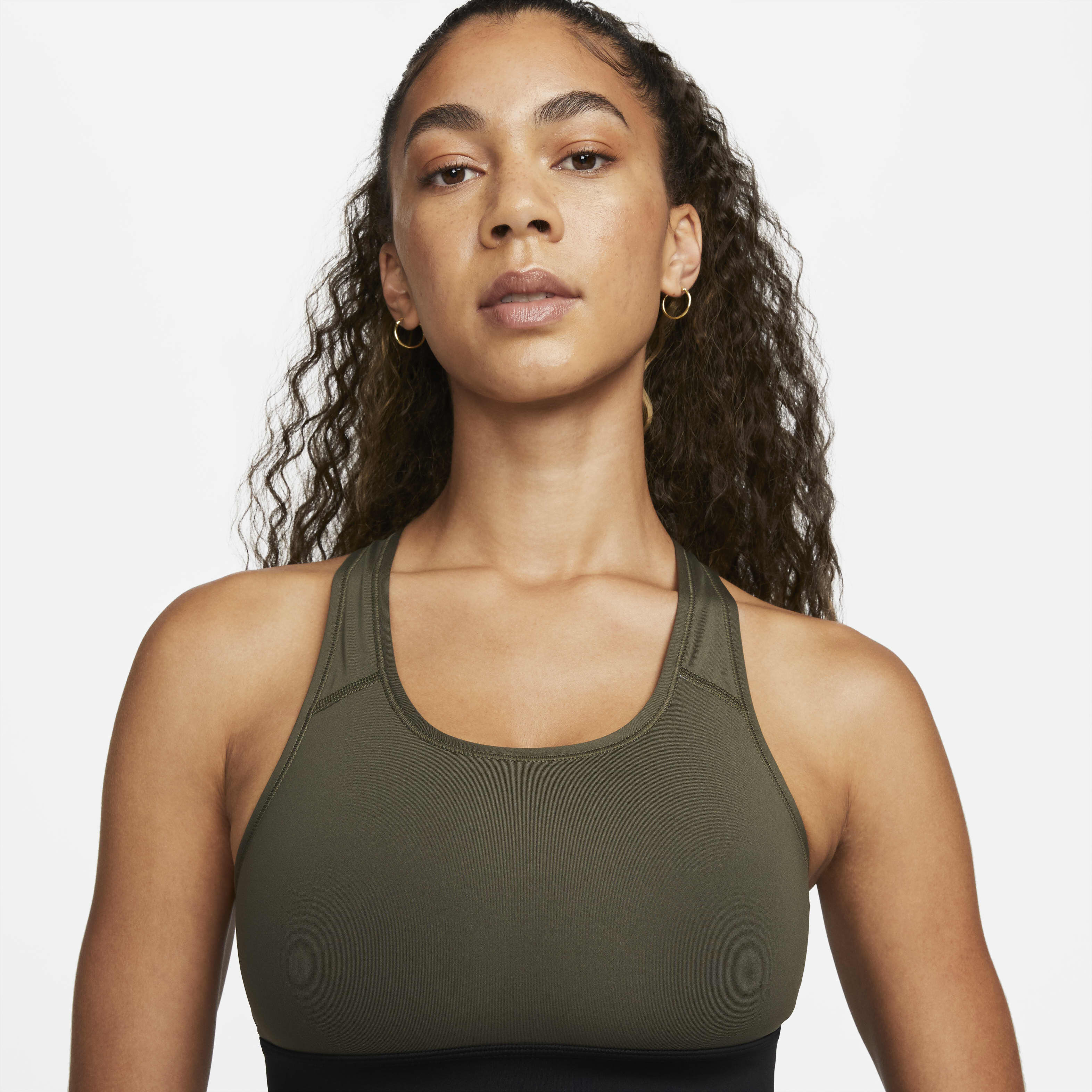 نايكي سووش image number 2