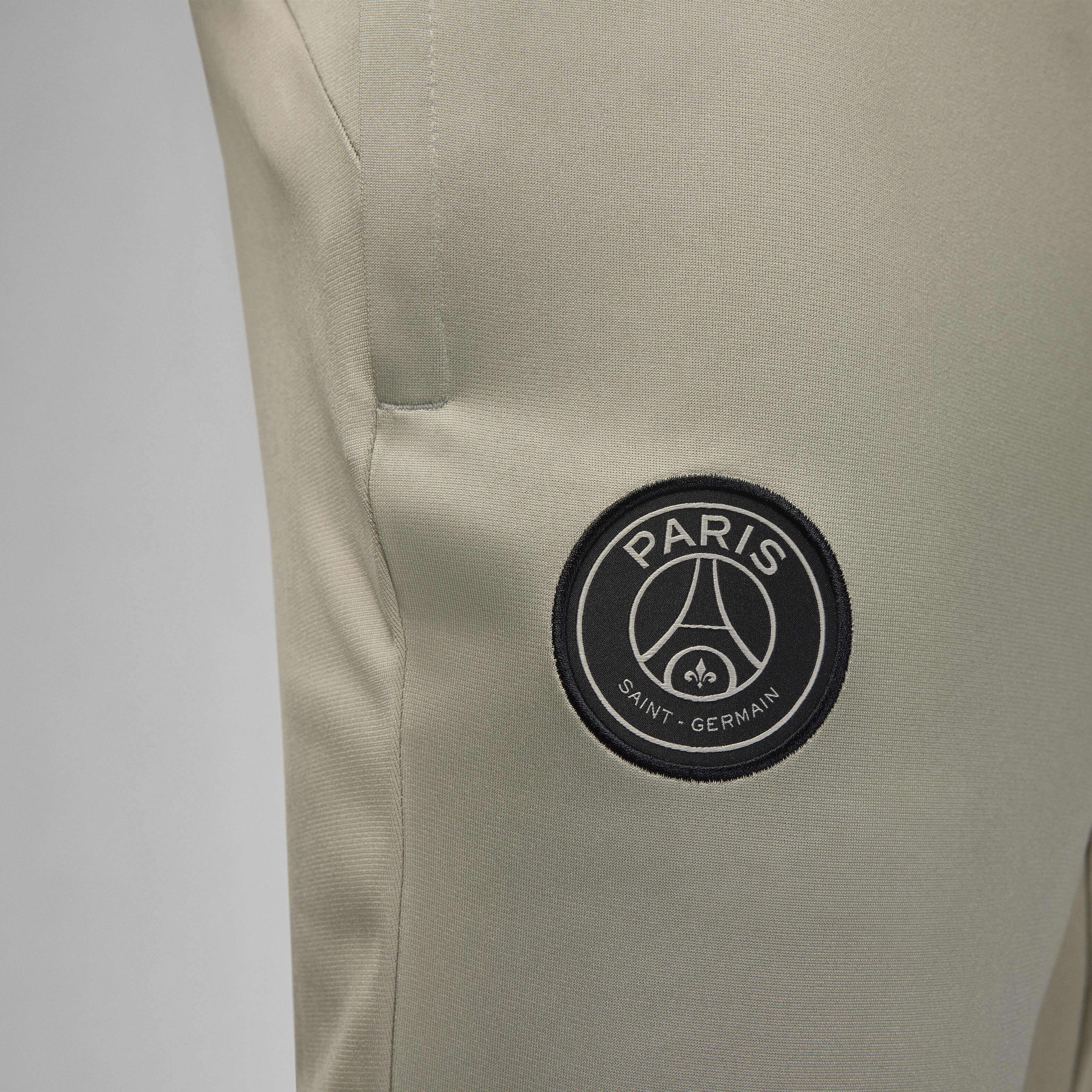 Paris Saint-Germain Strike Third image number 9