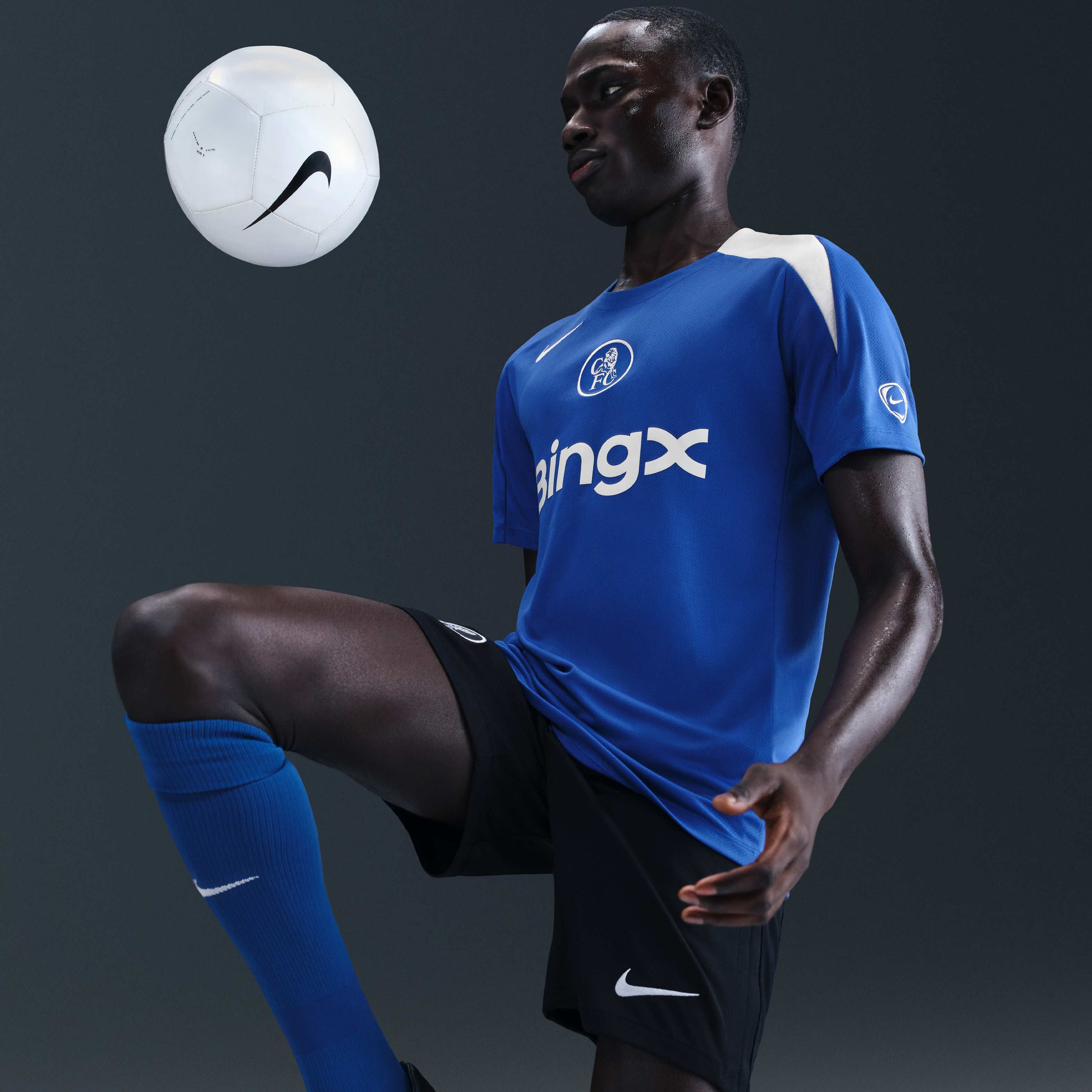 Chelsea F.C. Strike Third image number 2
