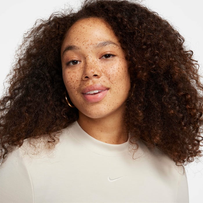 سبورتسوير ايسنشال فستان ميدي للنساء image number 2 سبورتسوير ايسنشال فستان ميدي للنساء image number 2