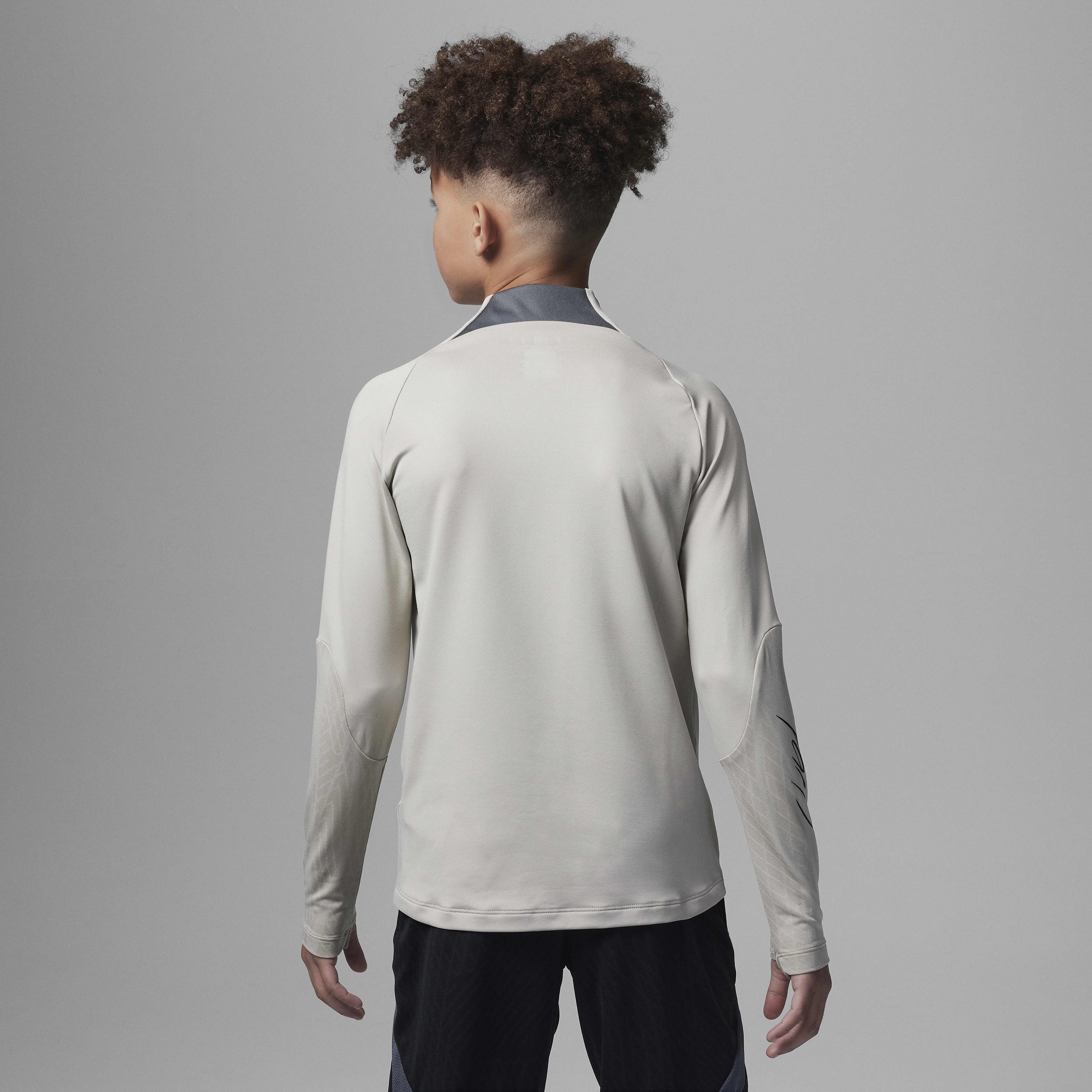 Paris Saint-Germain Strike Third image number 1