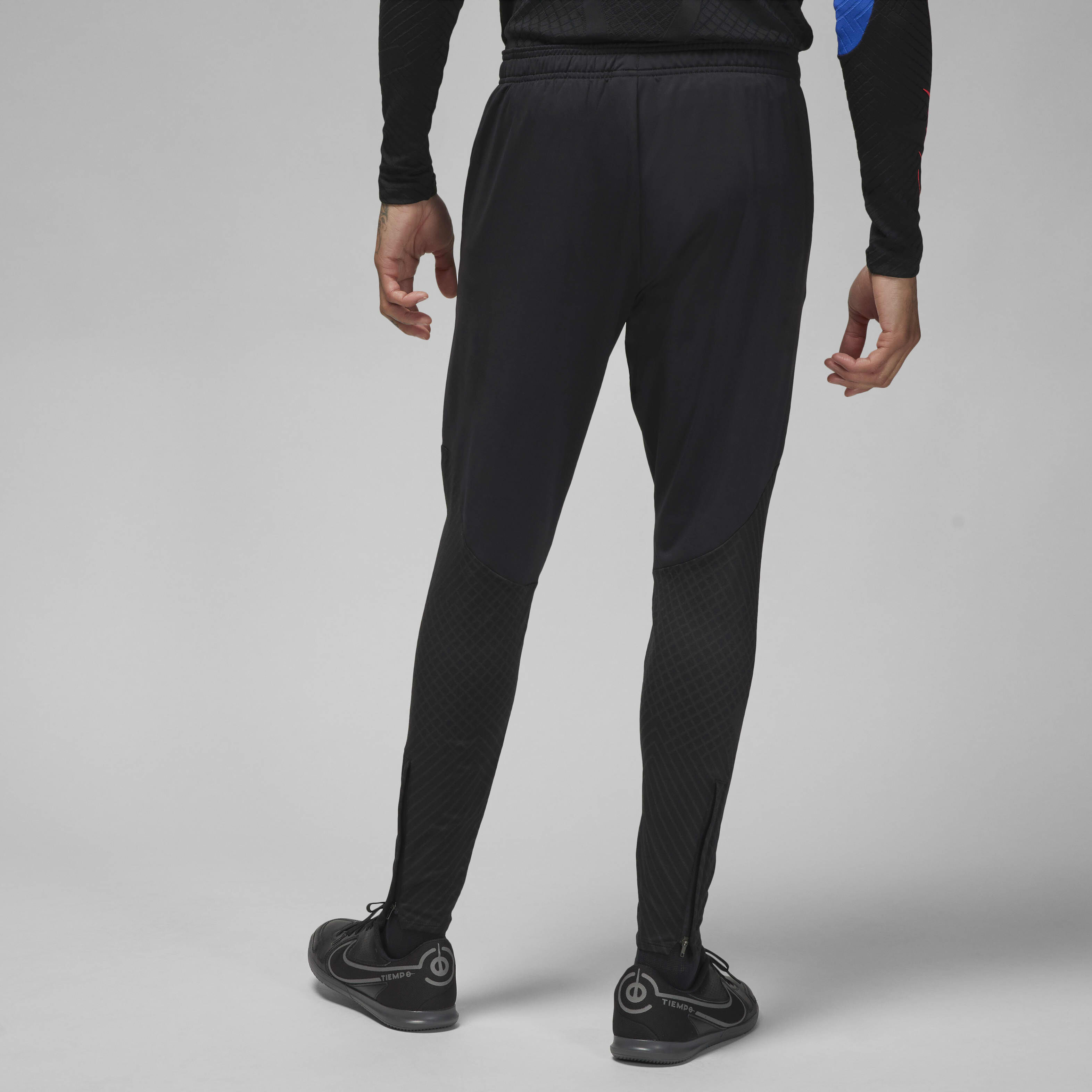 Paris Saint-Germain Strike Away image number 1