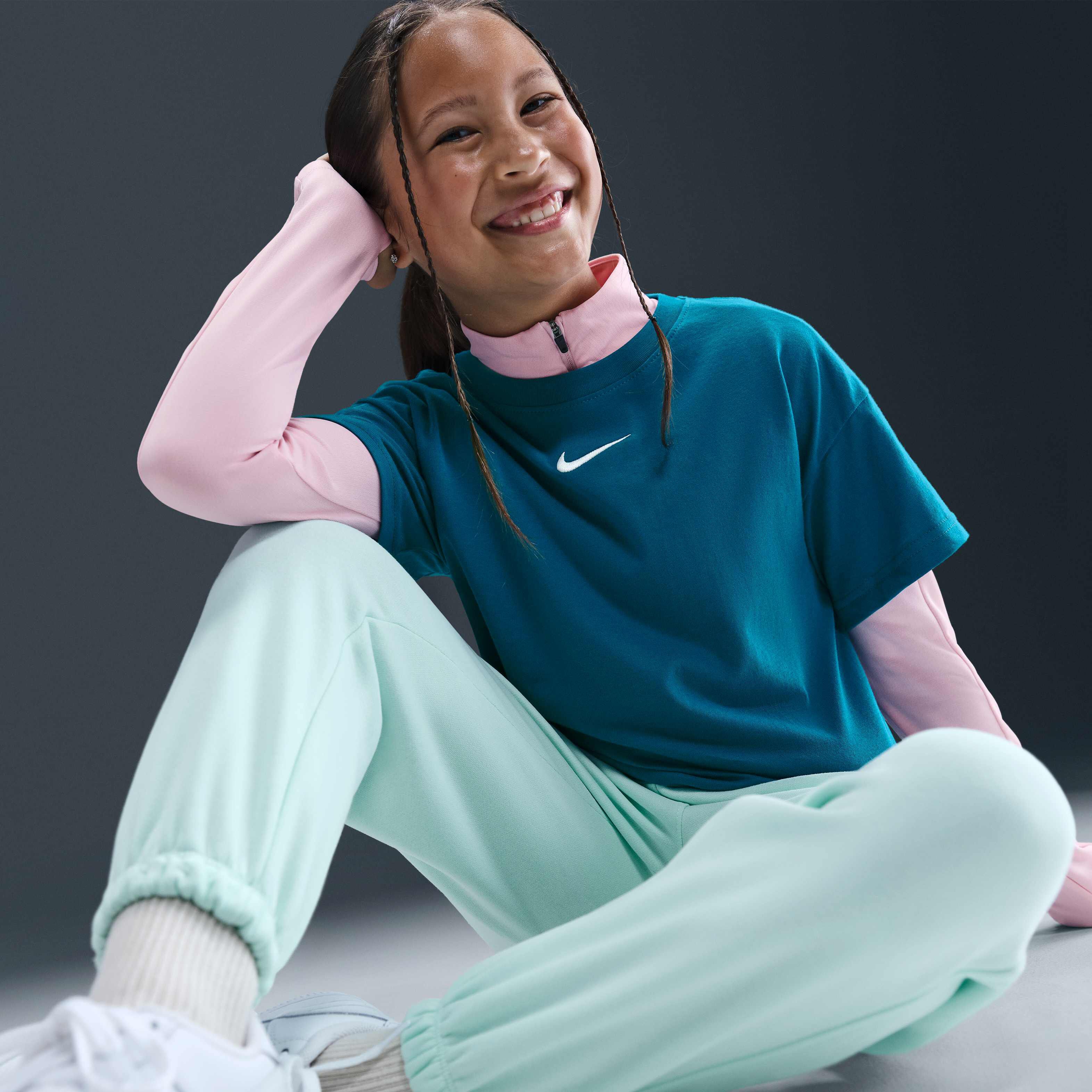 Nike Sportswear Essential image number 2