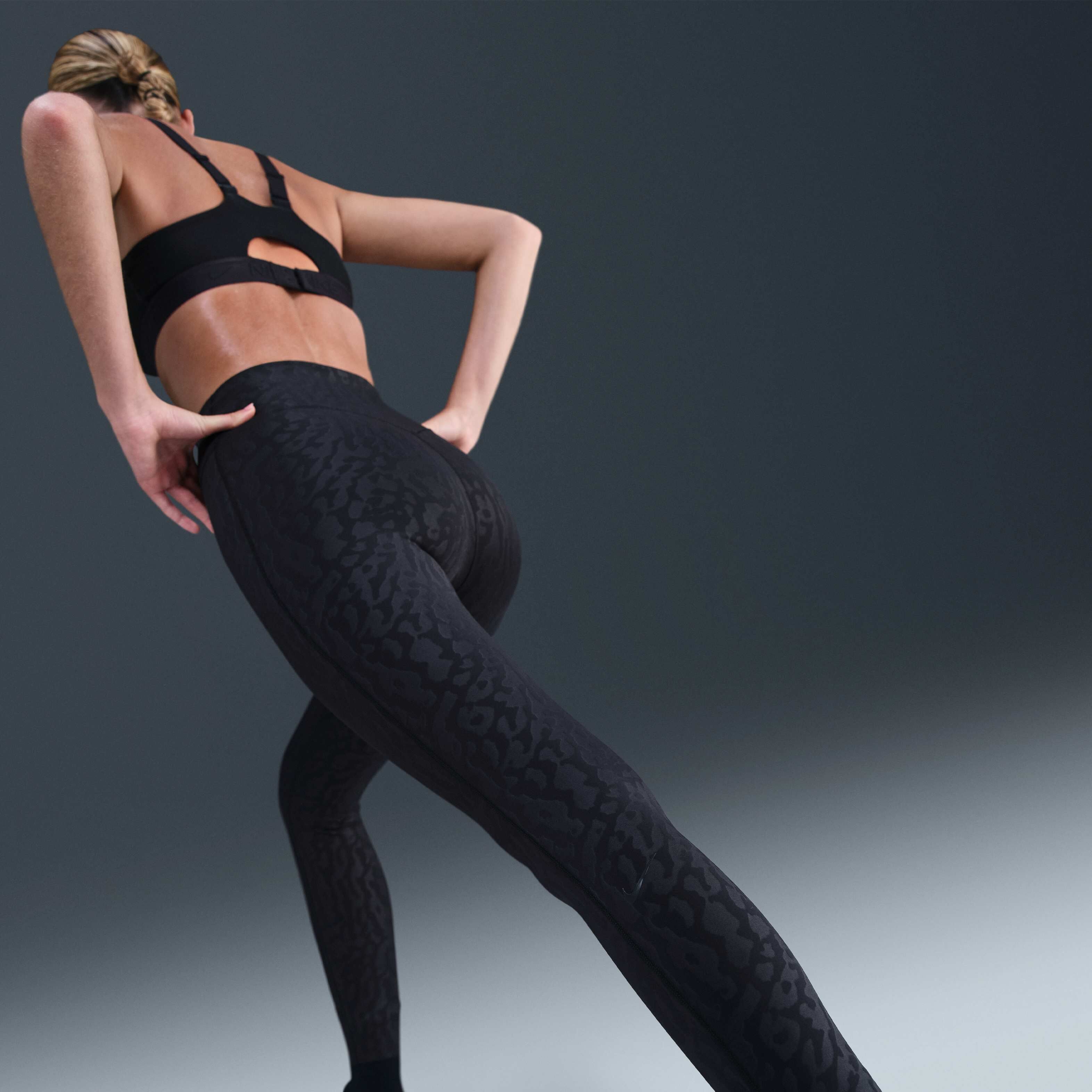 نايكي يونيفيرسا image number 2