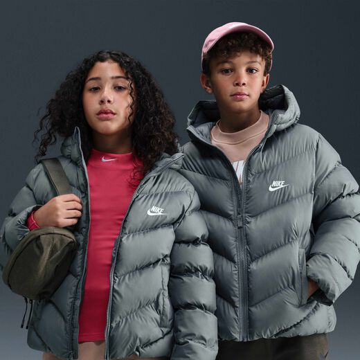 جاكيتات بافر-نايكي, نايكي سبورتسوير أول داي بلاي, جاكيت بافر ثيرما-فت بقصة واسعة للأطفال الكبار