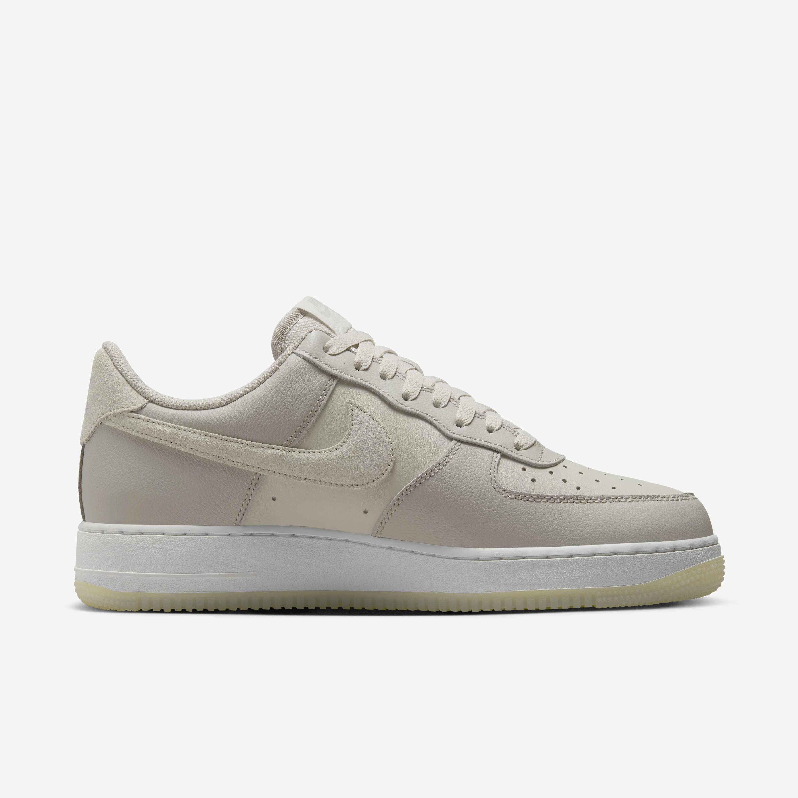 Nike Air Force 1 '07 LV8 image number 3