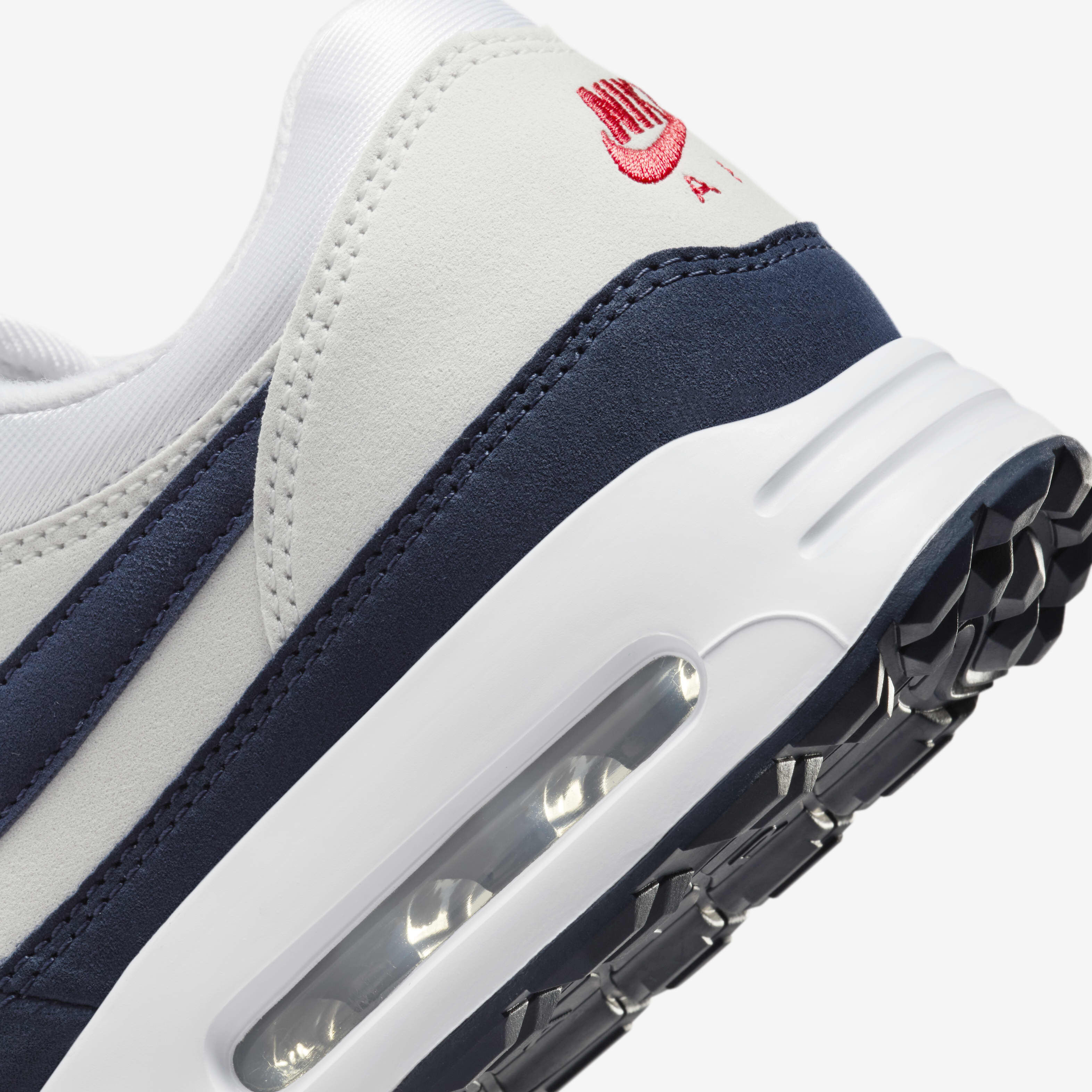 Navy and white nike air max discount