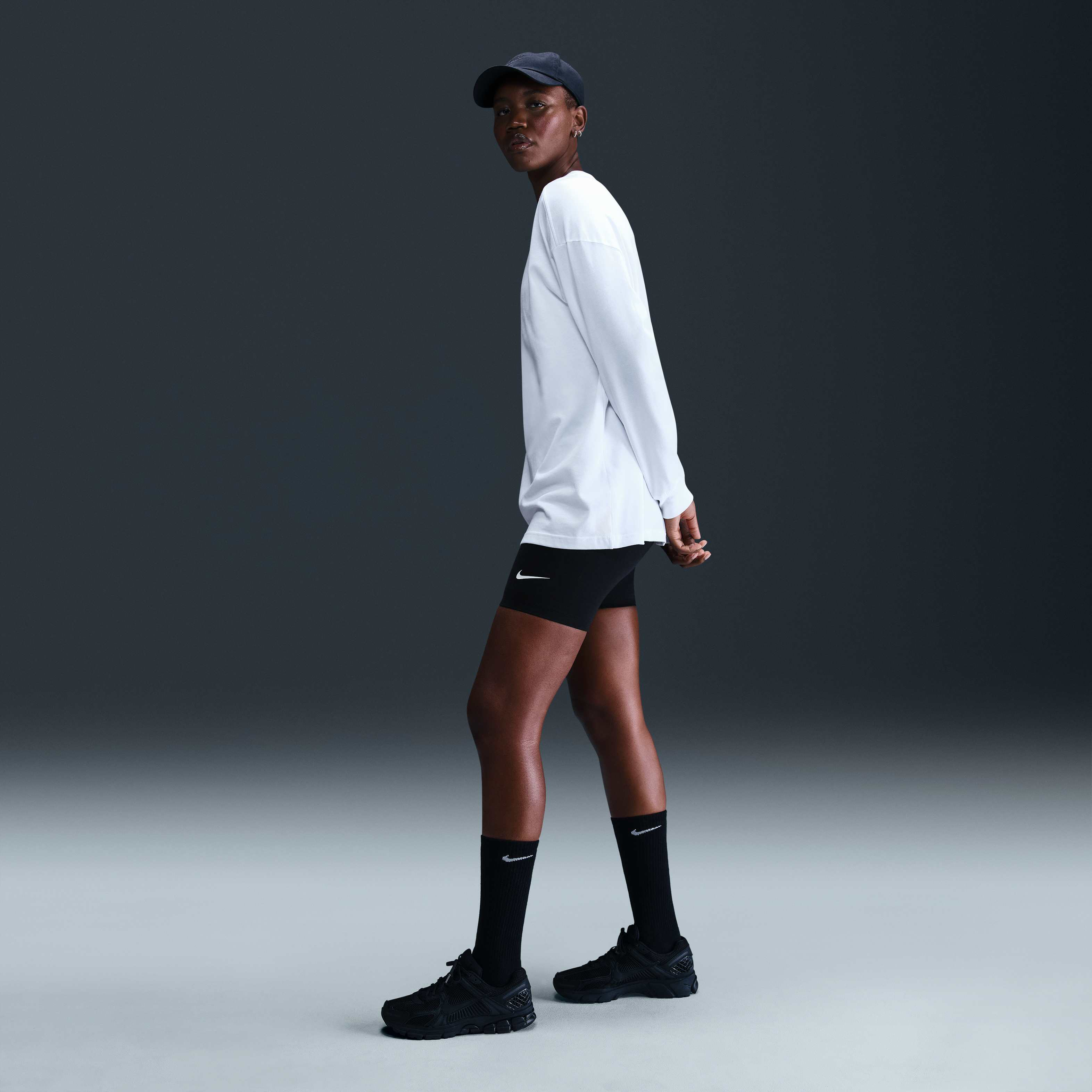 Nike Sportswear Essential image number 4