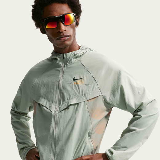 جاكيتات و جيليهات رجالية-نايكي, نايكي سترايد, جاكيت الجري ريبيل بحماية من UV للرجال