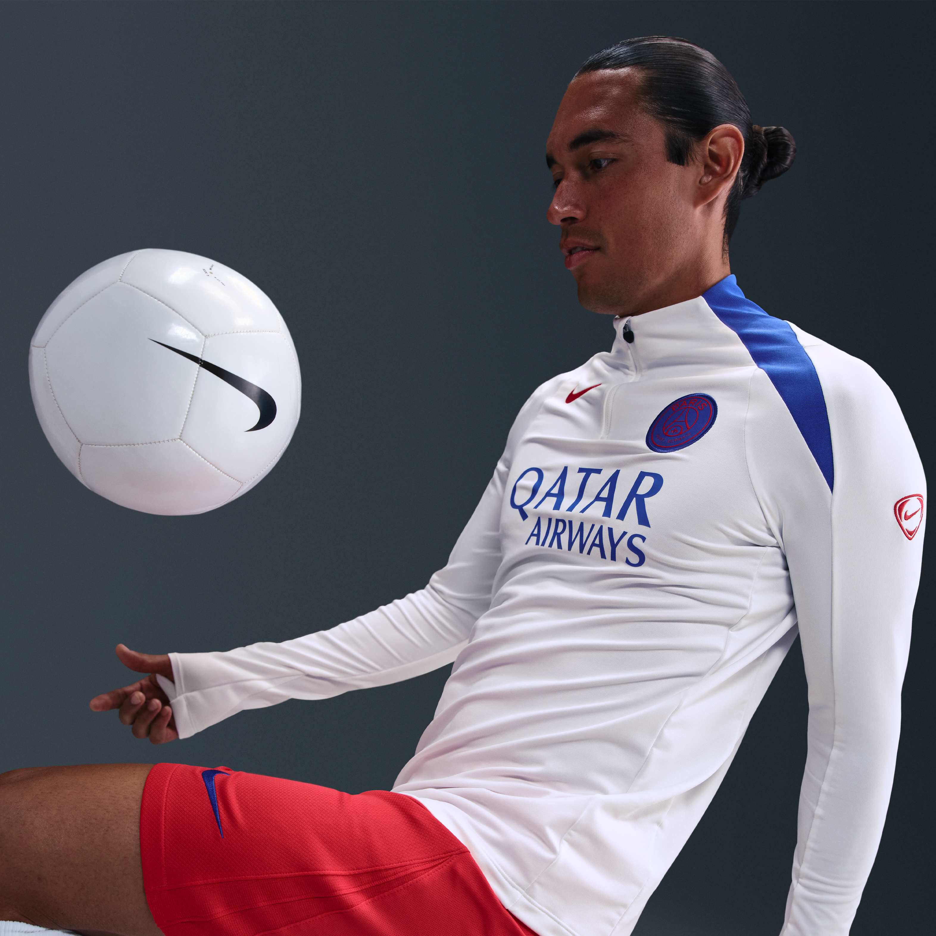 Paris Saint-Germain Strike Third image number 2