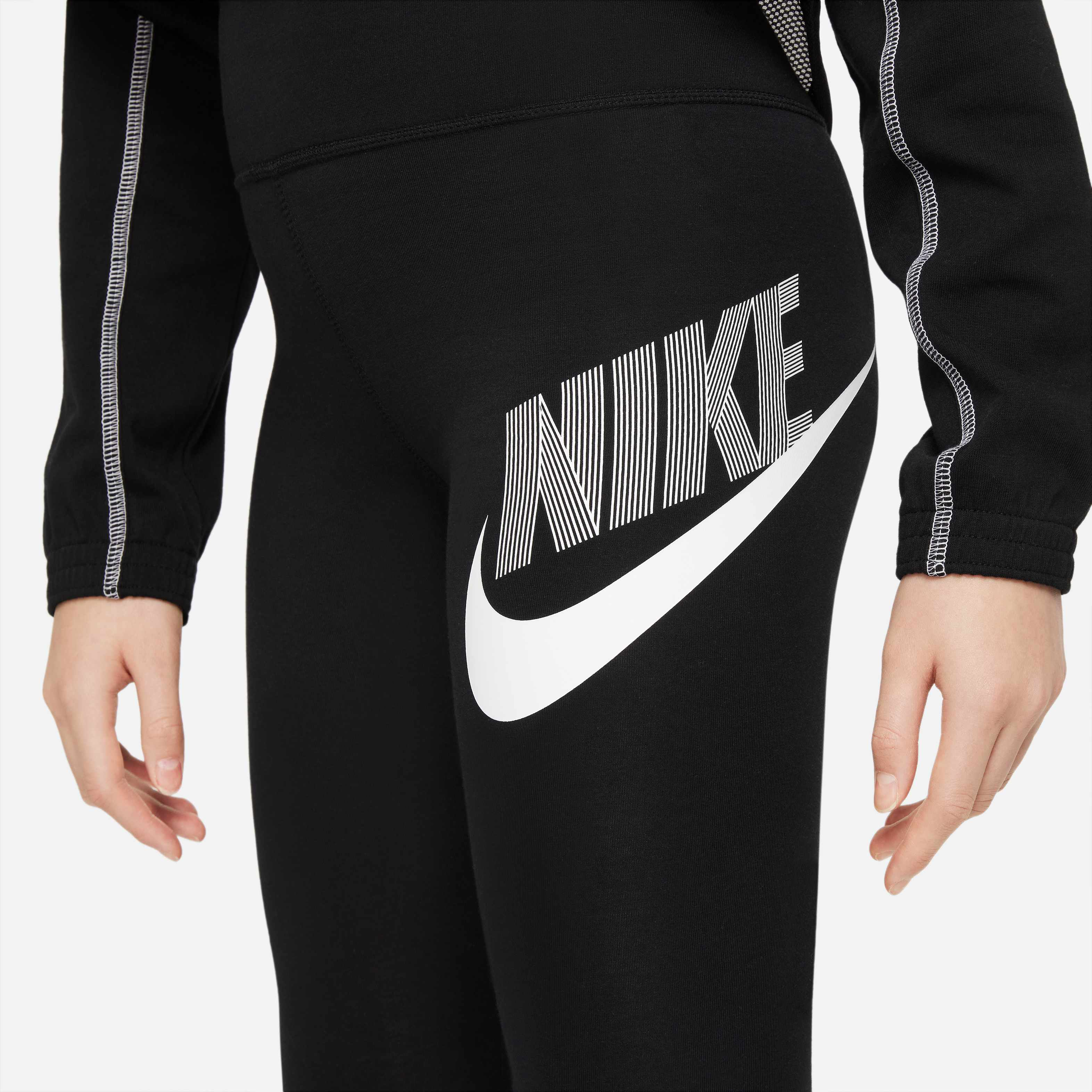 Nike Sportswear Favourites image number 2