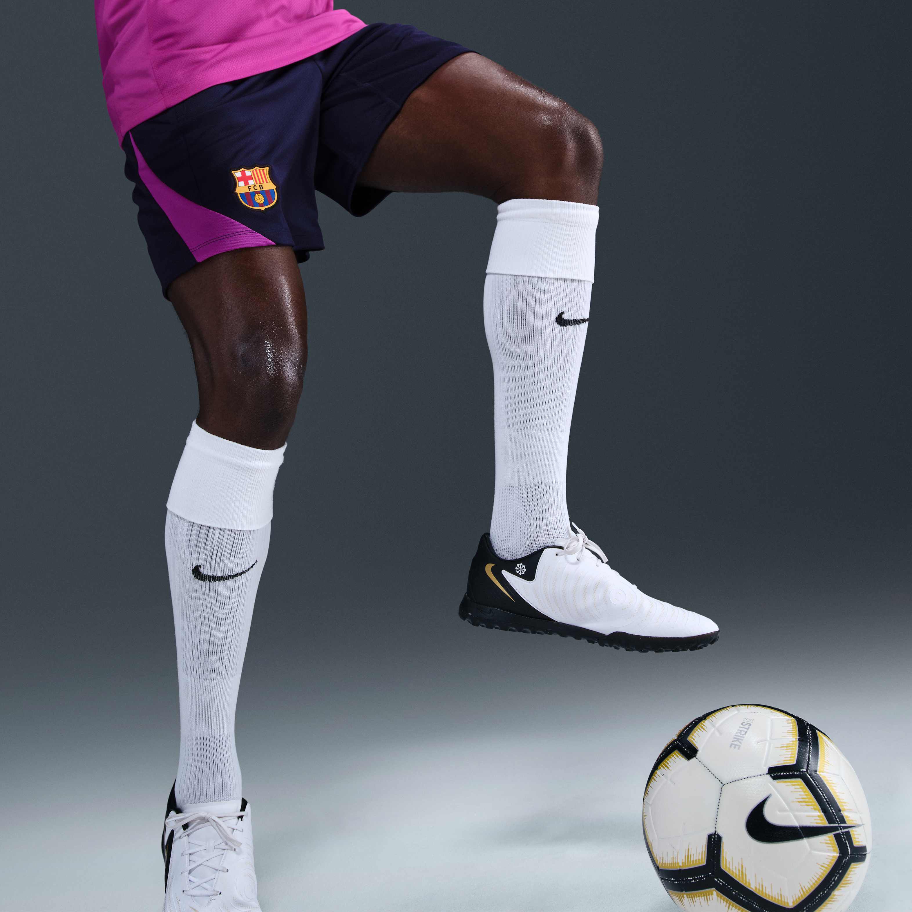 F.C. Barcelona Strike image number 4