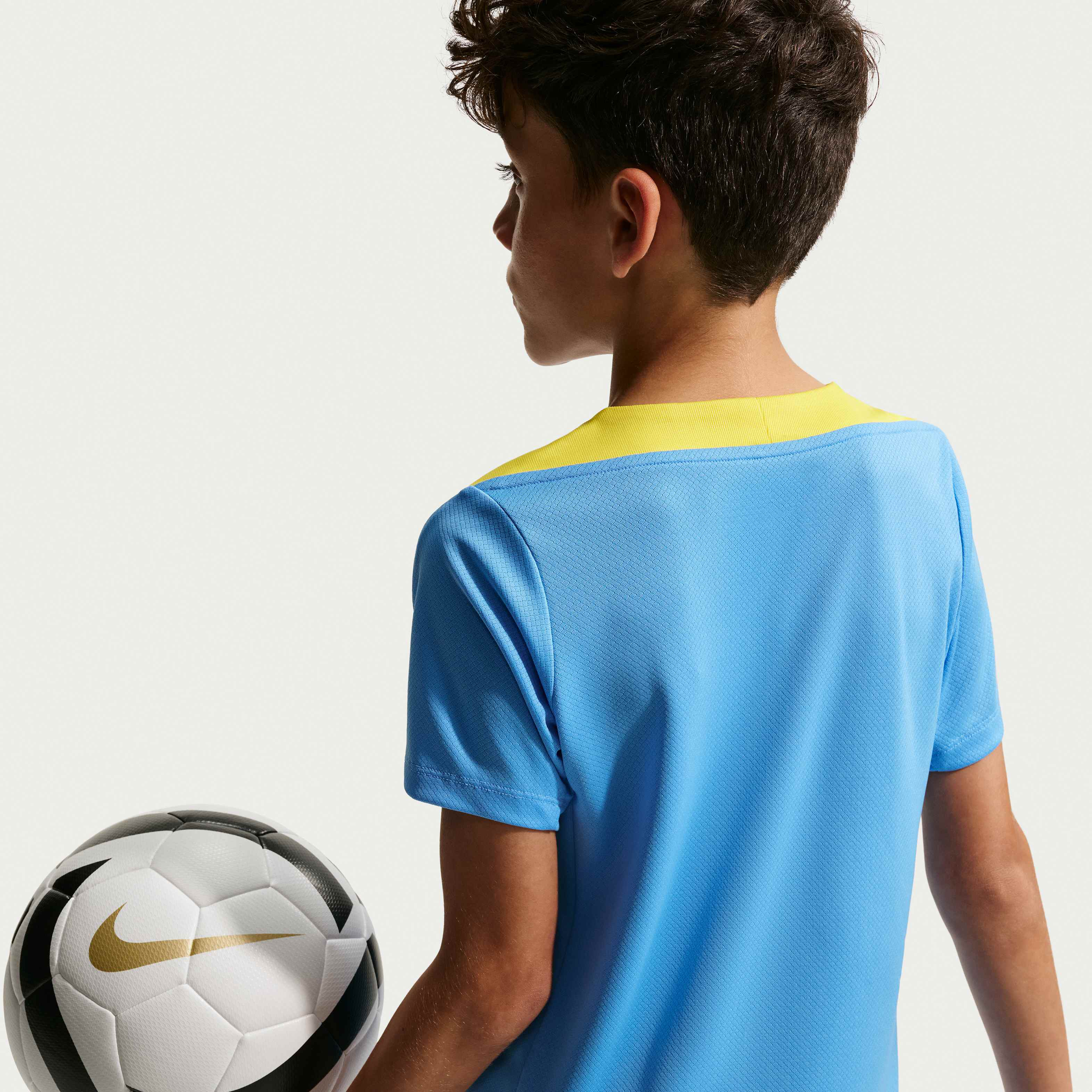 F.C. Barcelona Strike Fourth image number 4