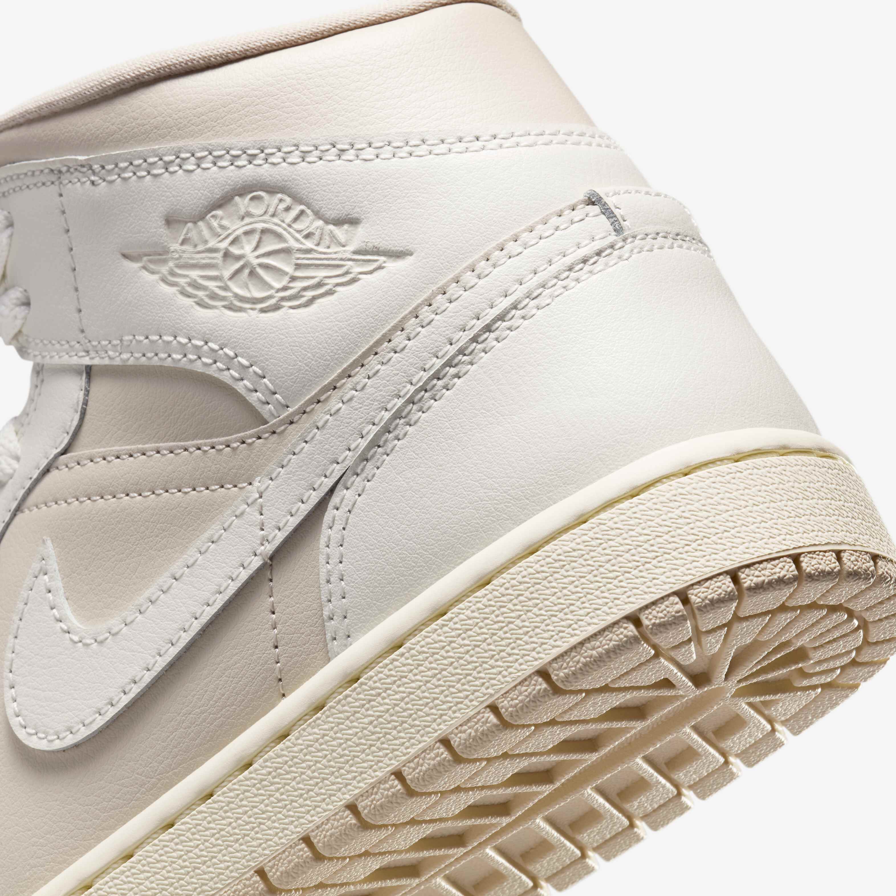 Air Jordan 1 Mid Shoes image number 7