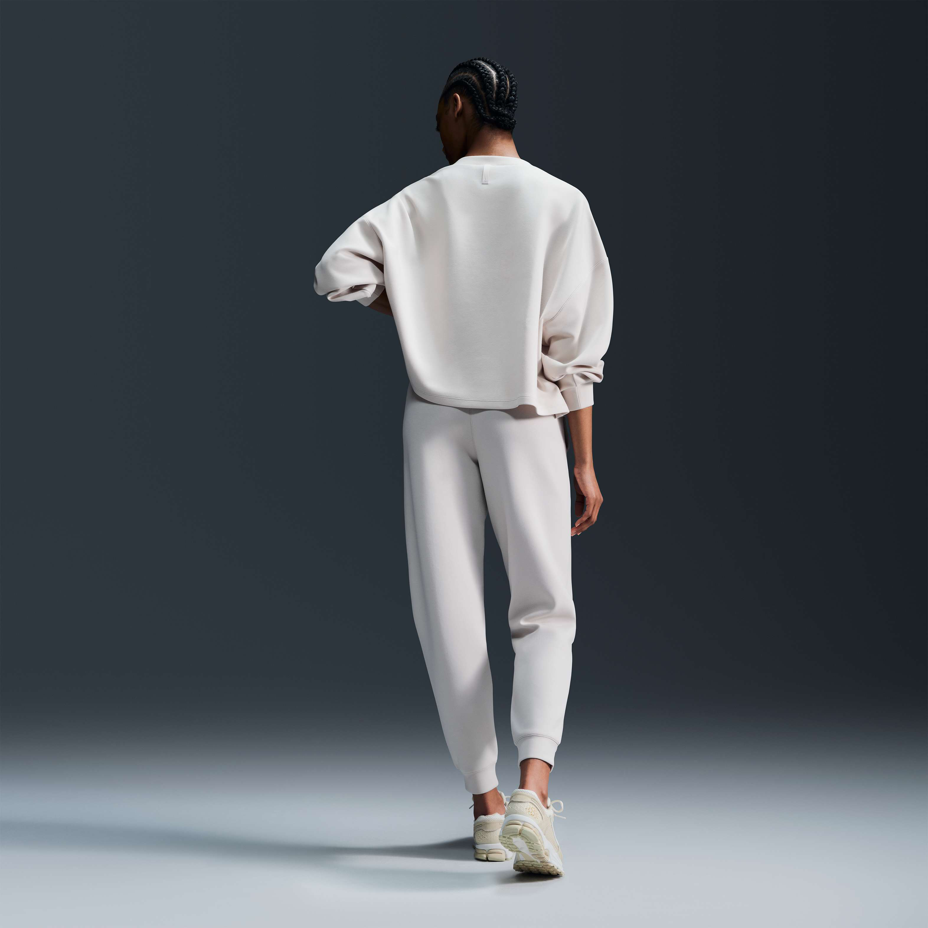 نايكي 24.7 امبوسبلي سوفت image number 4