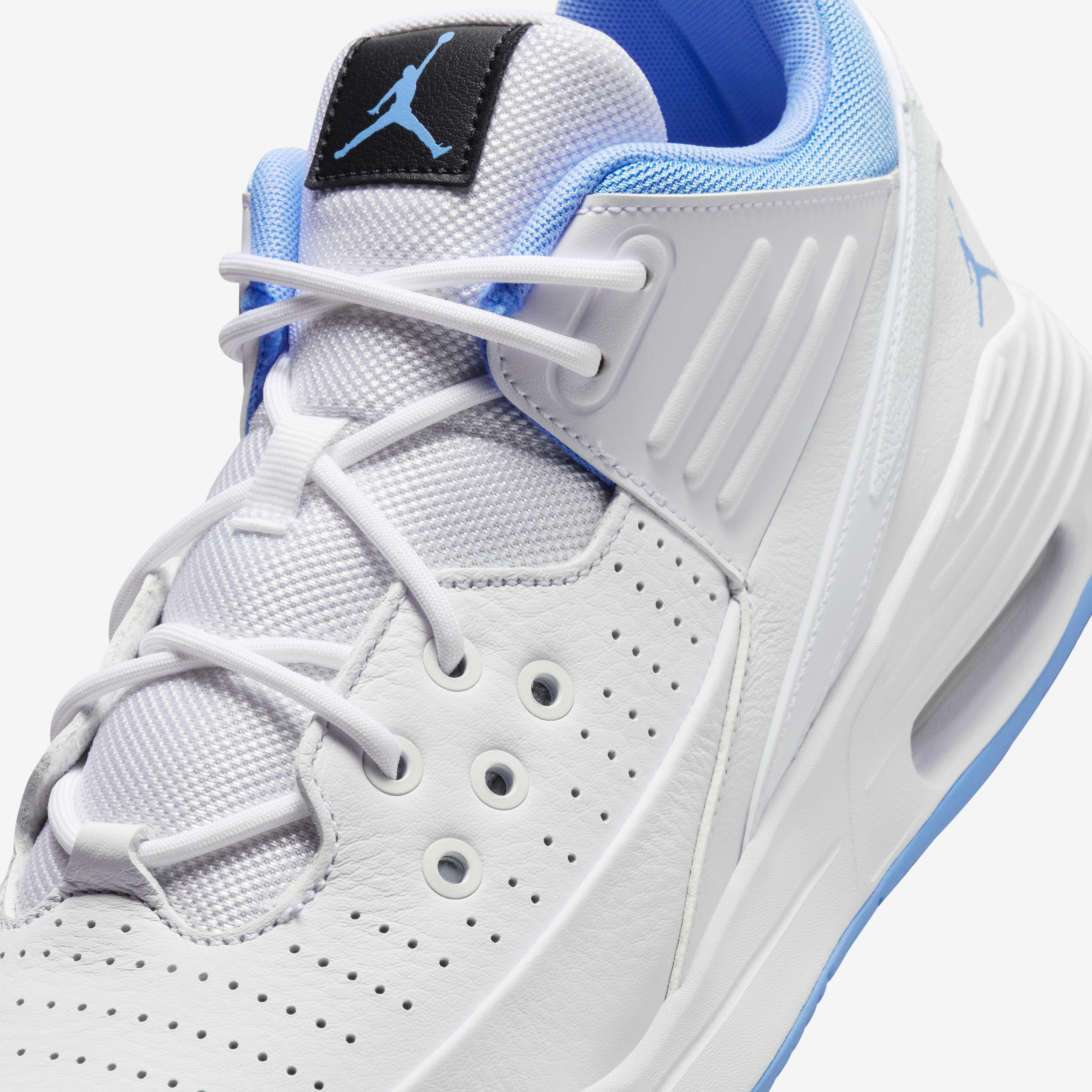Max aura basketball sneaker clearance
