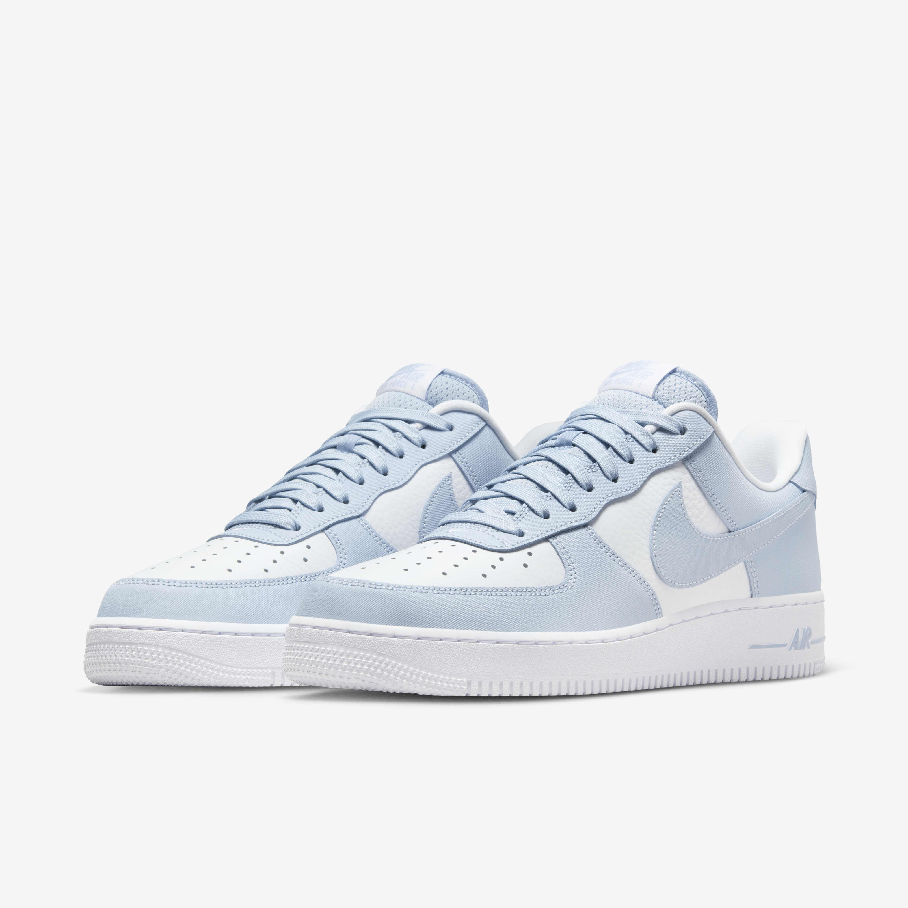 Nike Kids Low-Top Sneakers in Sky Blue and White Nike Kids Low-Top Sneakers in Light Blue, Navy and White main image 2