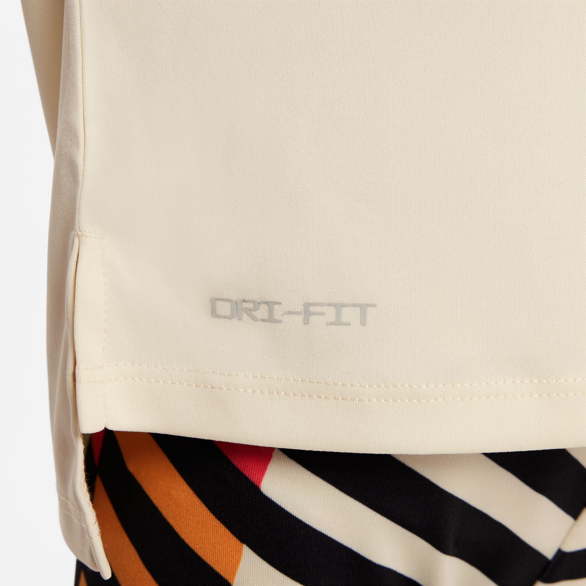 طقم تيشيرت بأكمام طويلة وليقنز برينتد image number 2