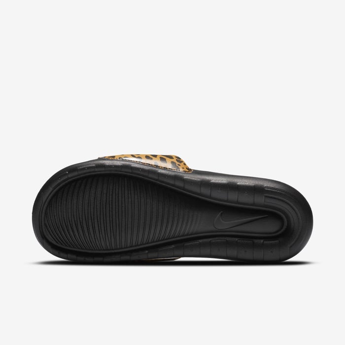 Nike Victori One image number 2 Nike Victori One image number 2