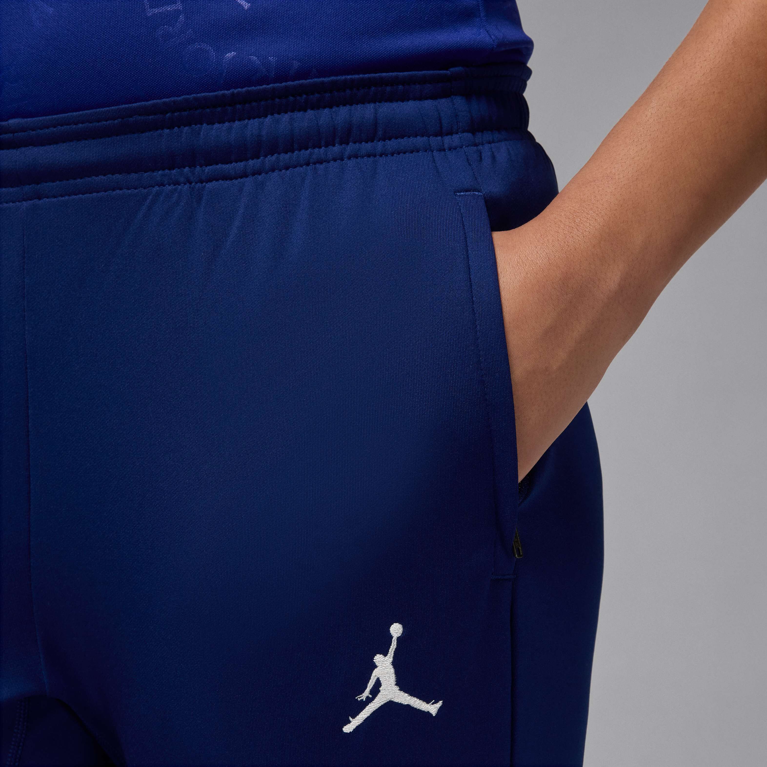 Paris Saint-Germain Strike Fourth image number 3