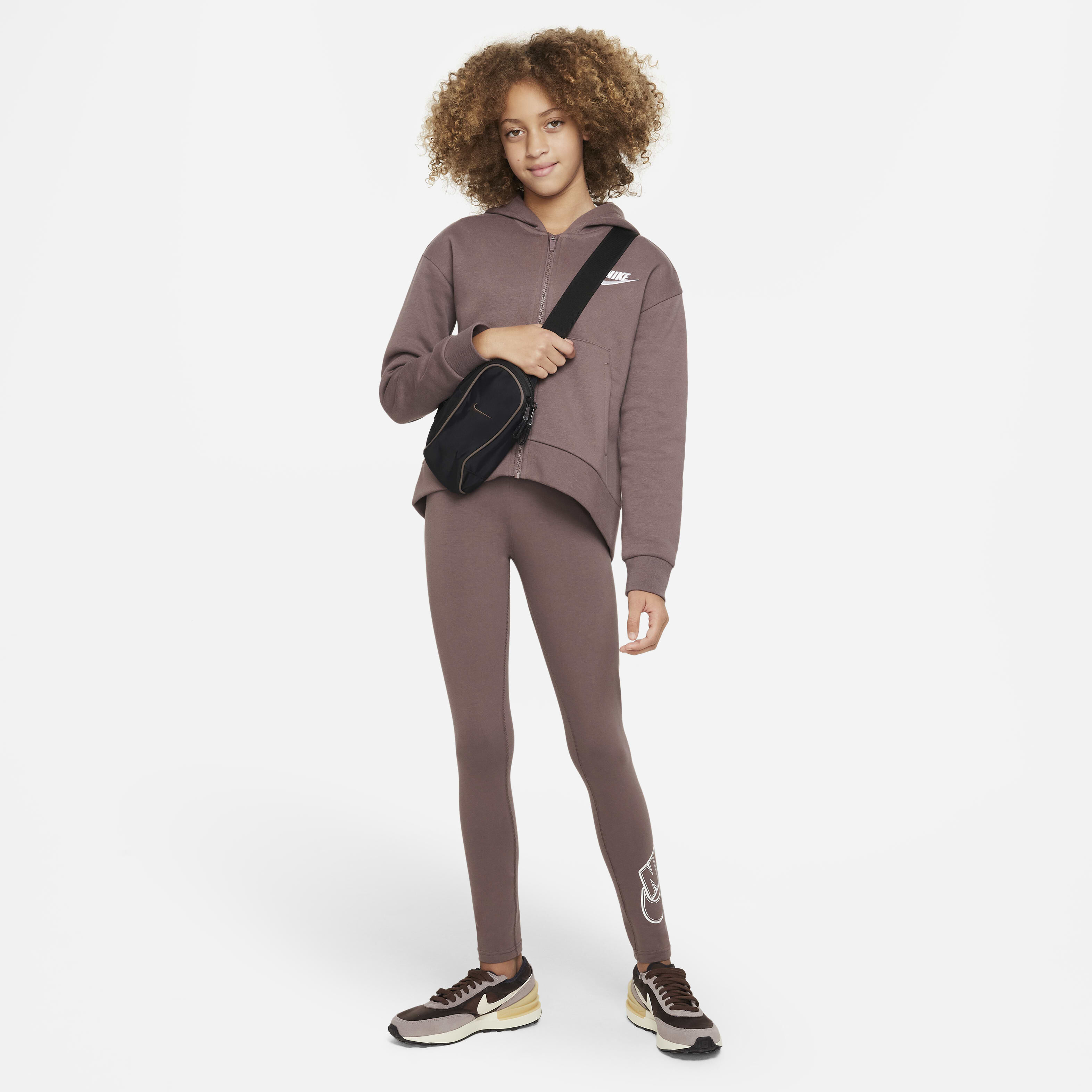 Nike Sportswear Favourites image number 3