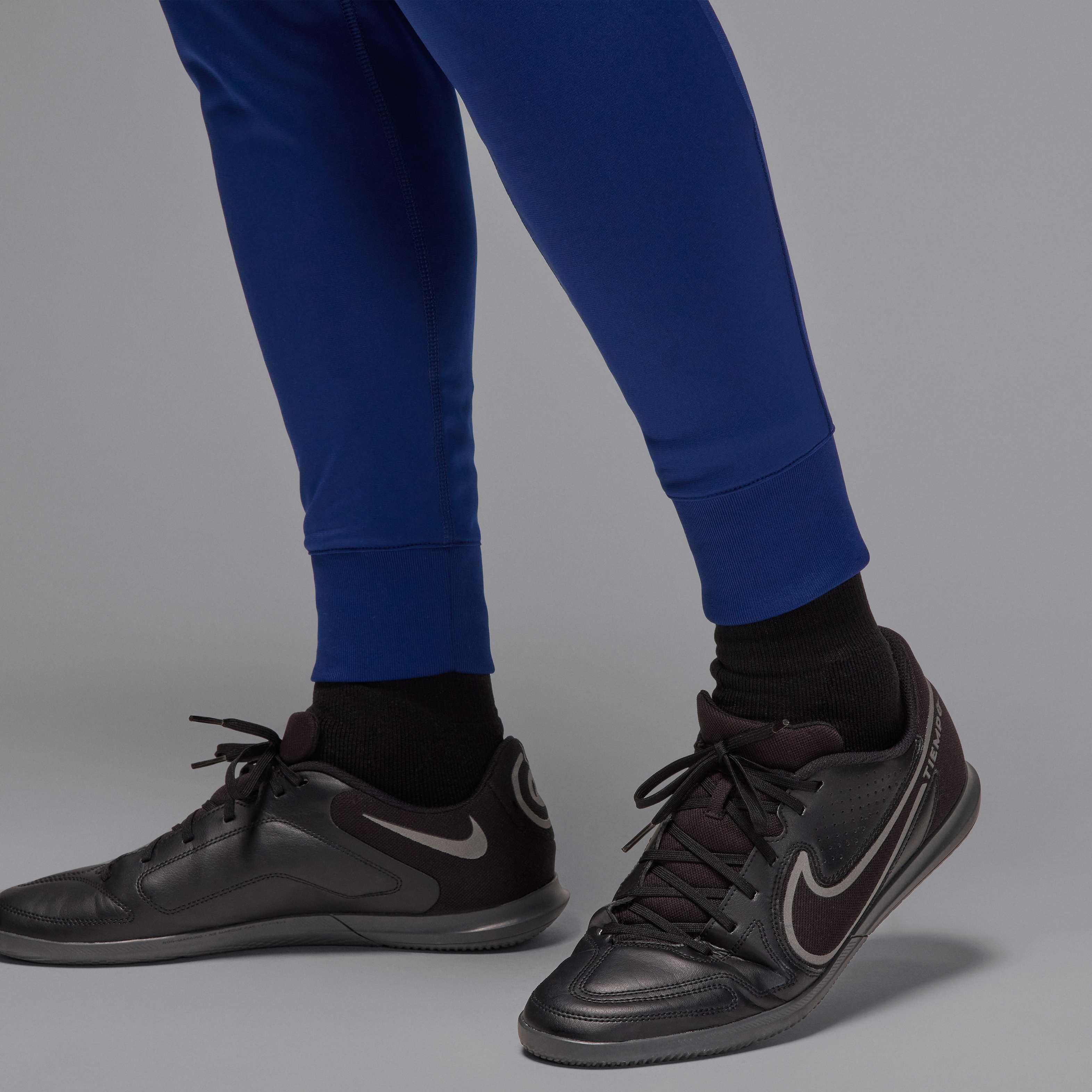 Paris Saint-Germain Strike Fourth image number 9