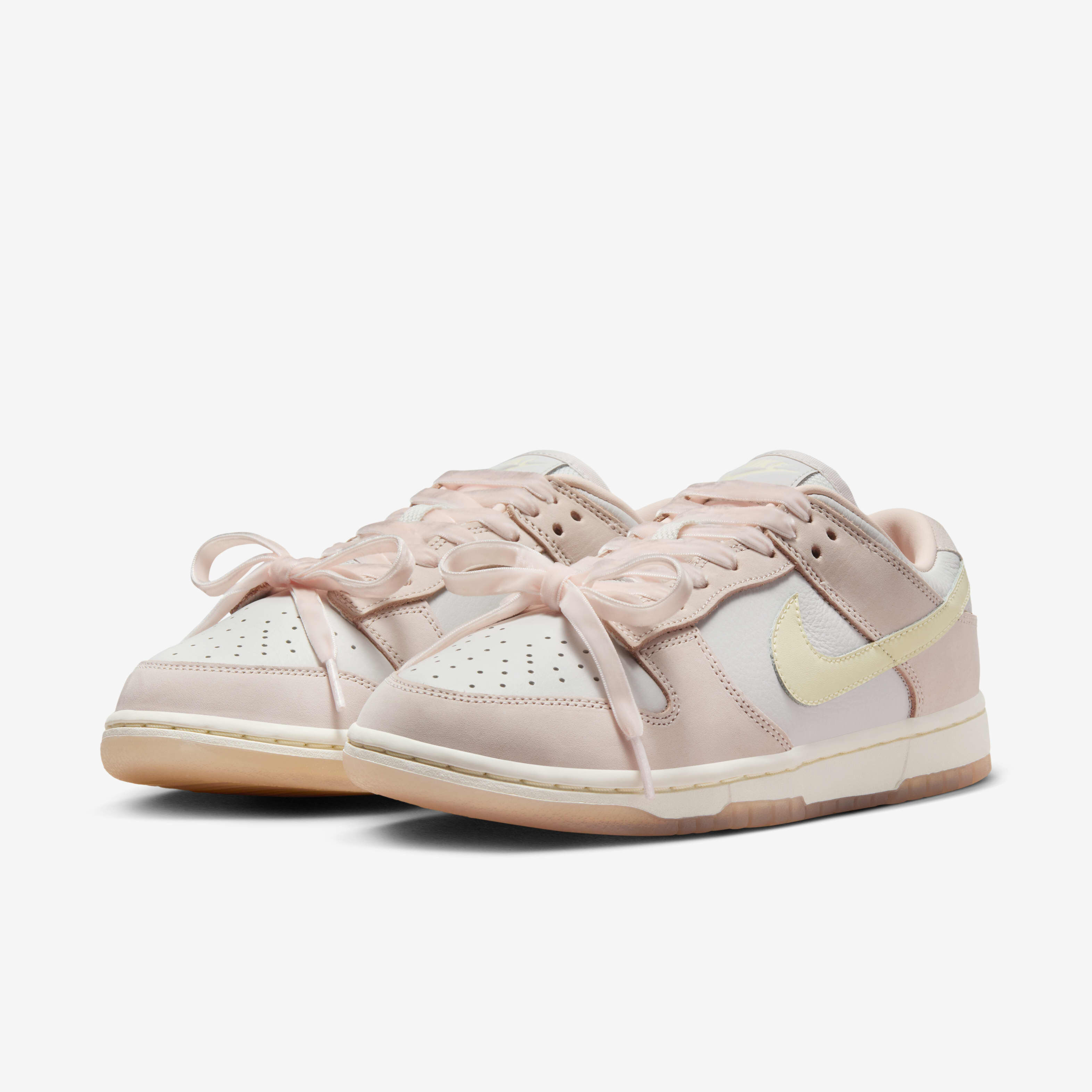 Exclusive nike dunks women store