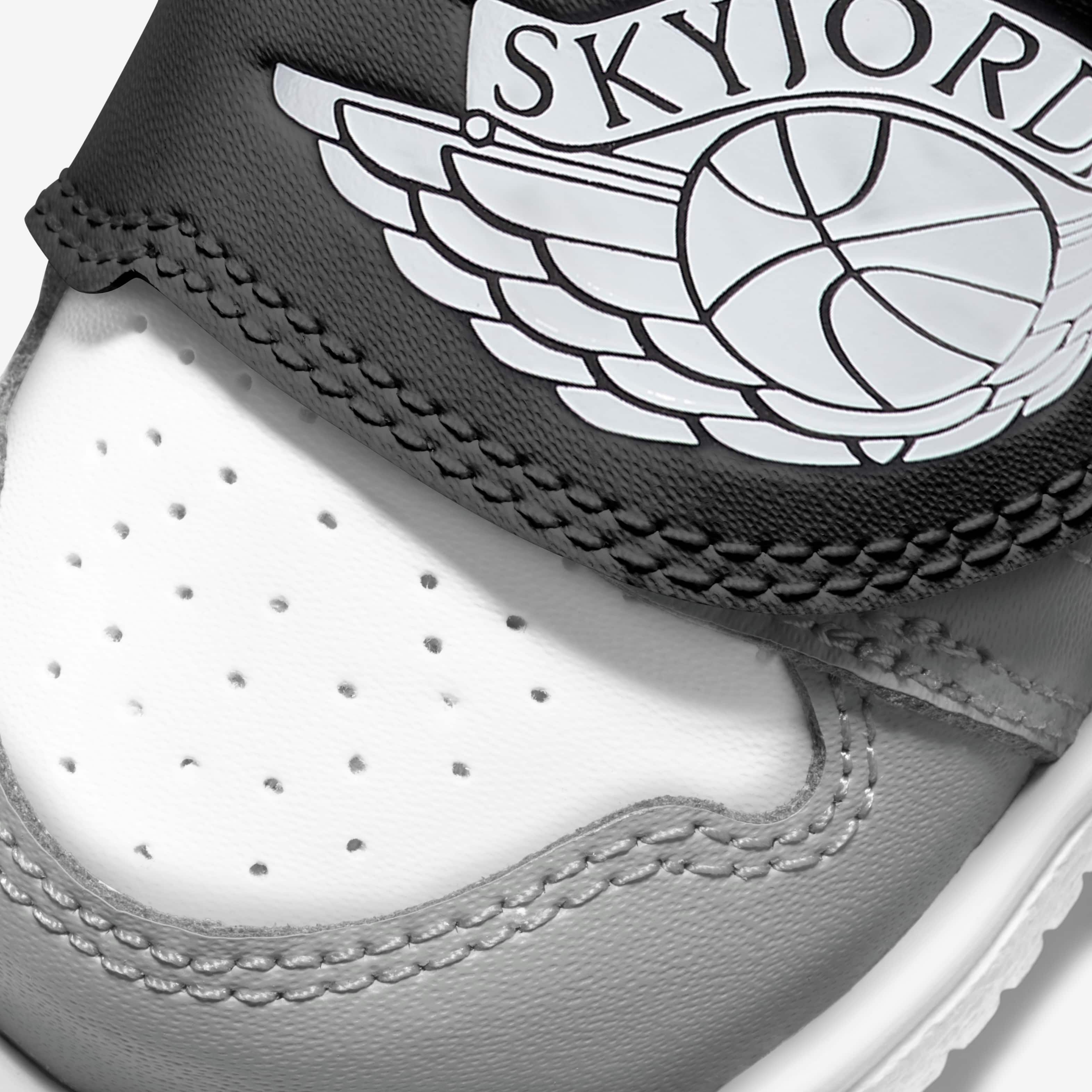 Sky Jordan 1 image number 3