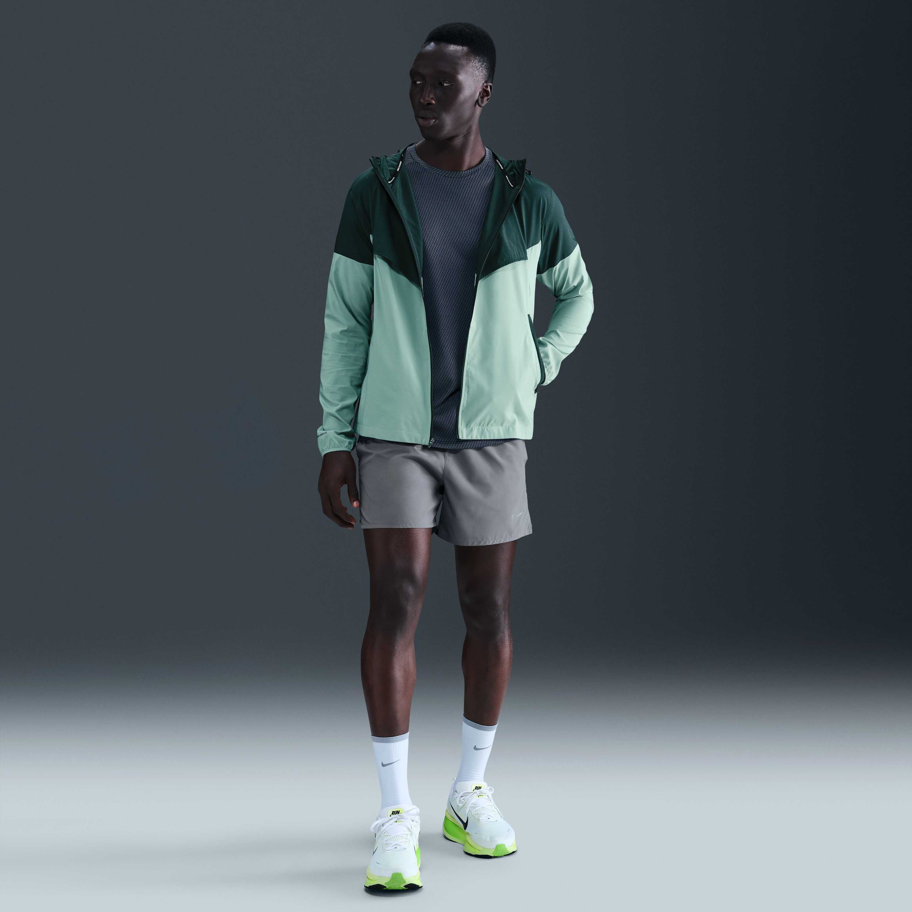 نايكي ايمبوسبلي لايت ويندرانر image number 3