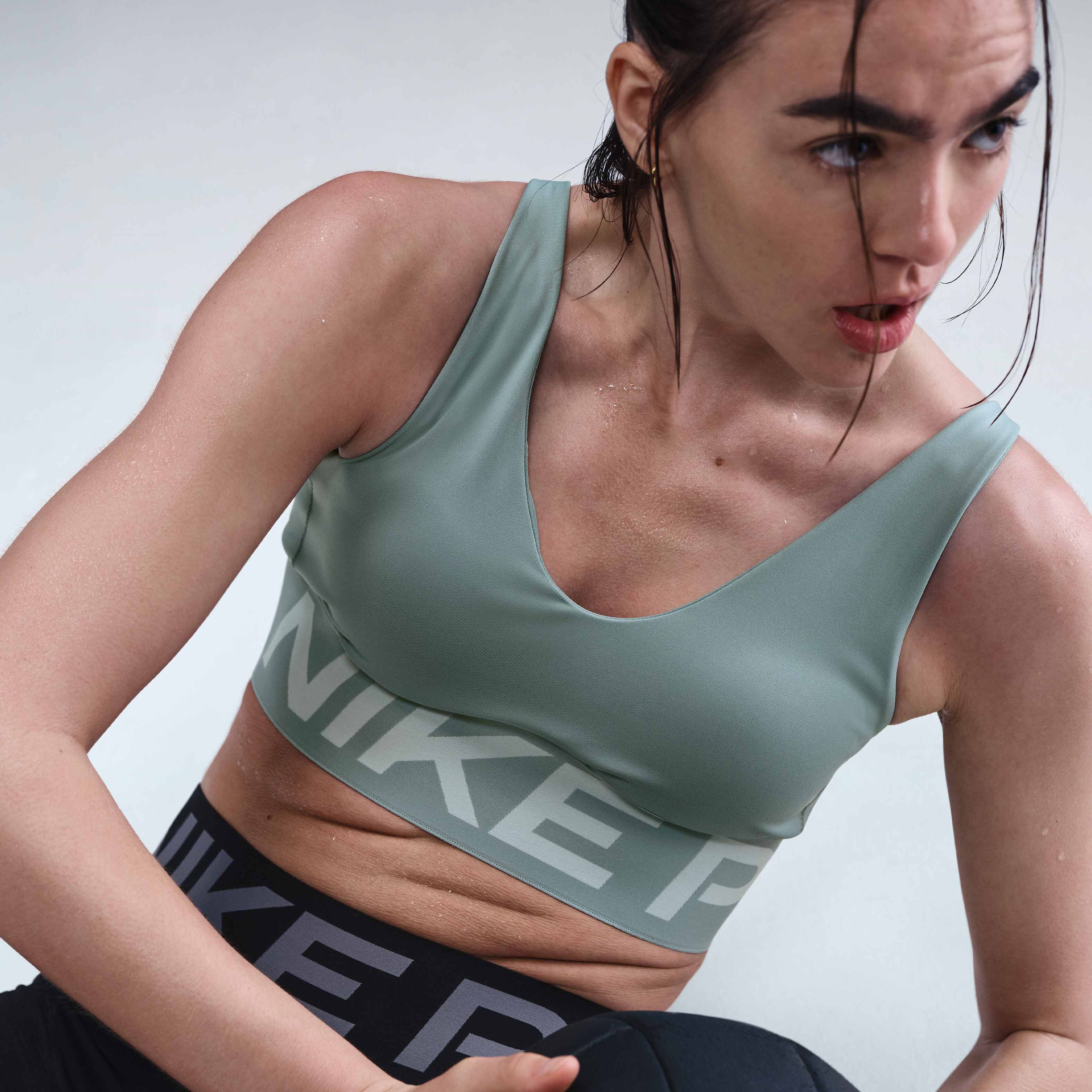 Nike Pro Indy Plunge image number 2