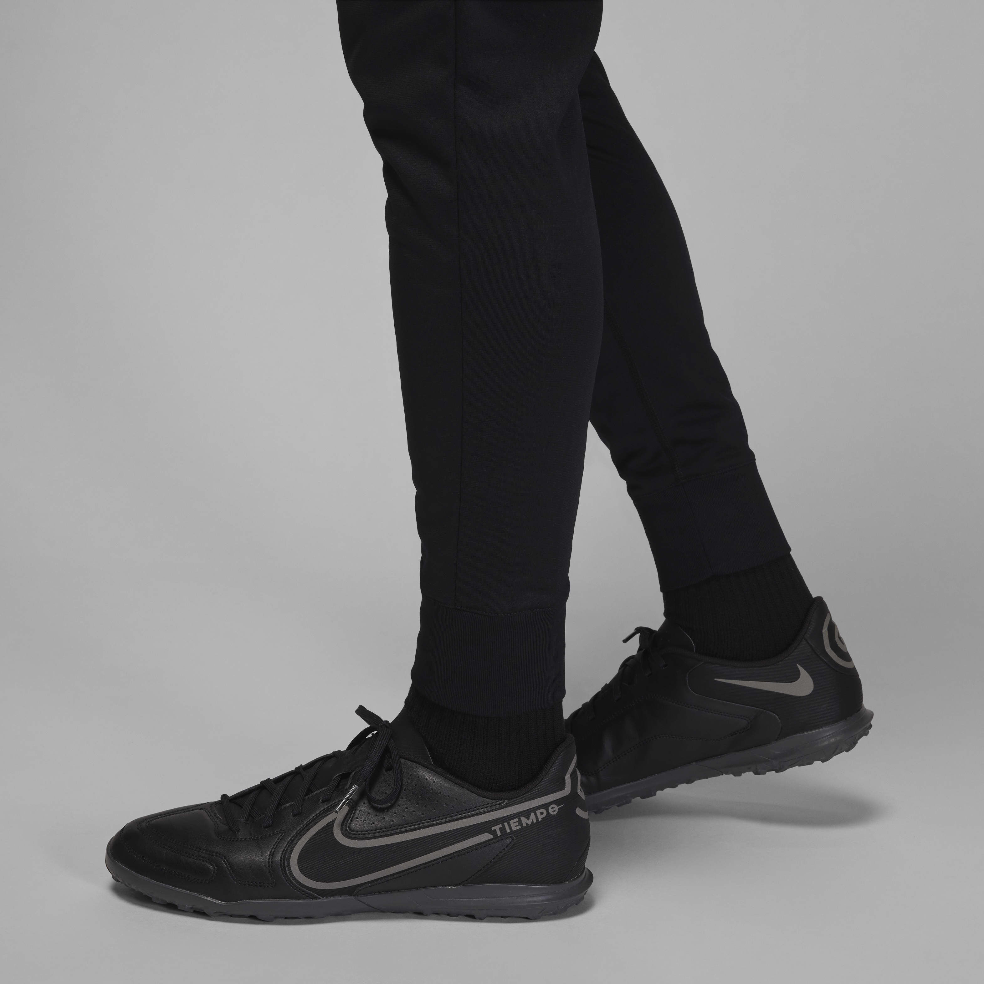 Paris Saint-Germain Strike Third image number 9