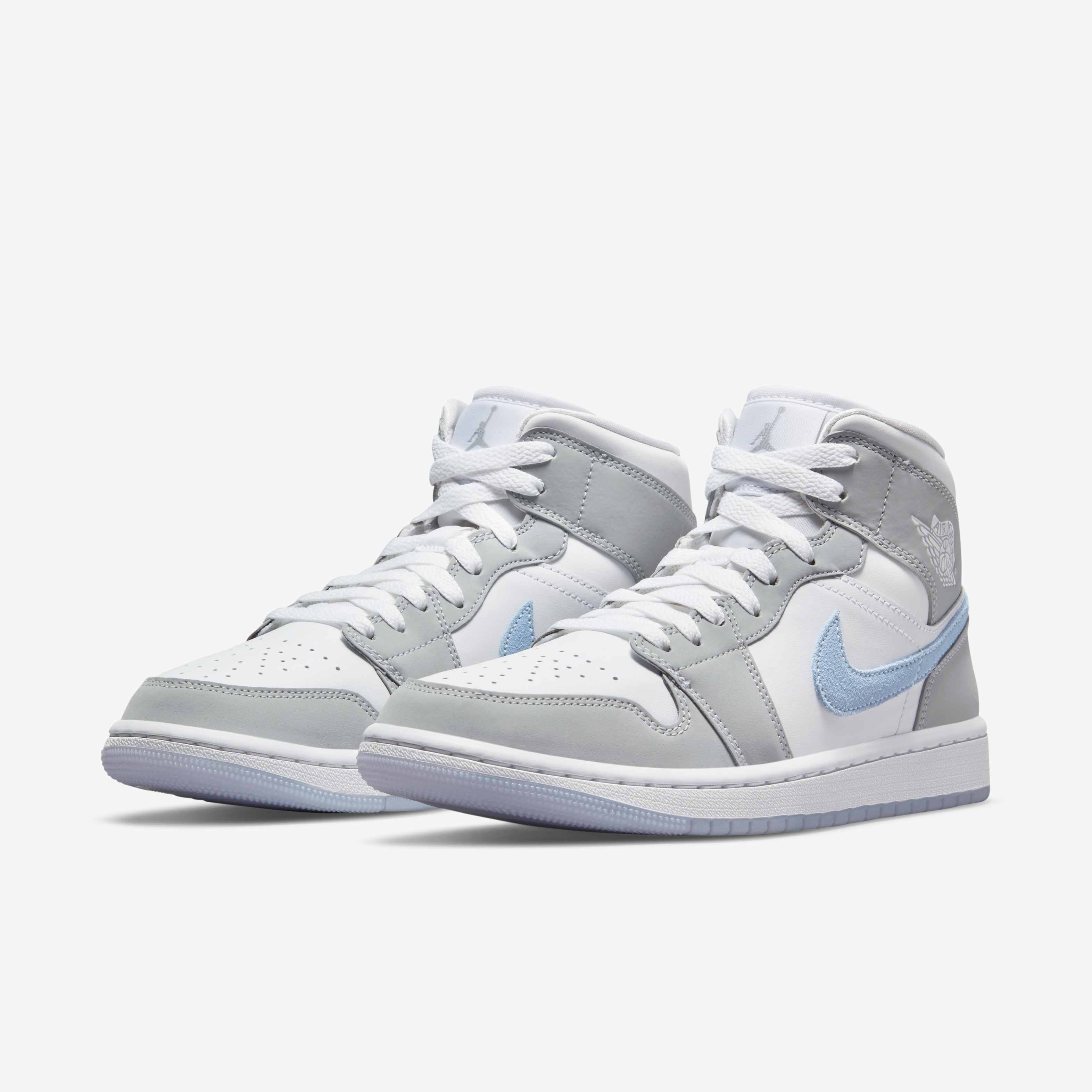 Air Jordan 1 Mid Shoes image number 4
