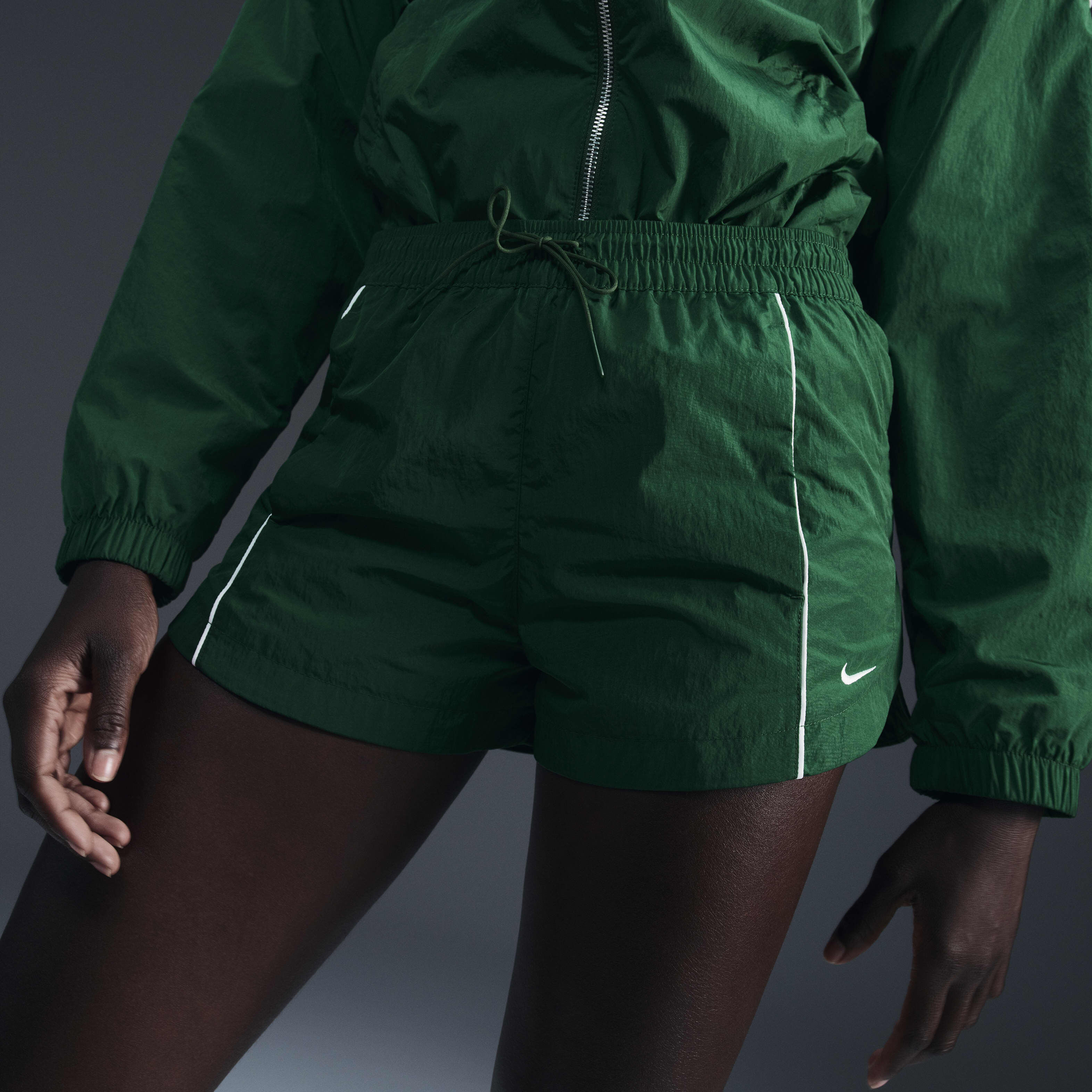 ★NIKE★W WINDRUNNER MID-RISE WOVEN ショートパンツ★追跡可 Nike Windrunner Mid-Rise 2-Inch Woven Shorts | Nordstrom