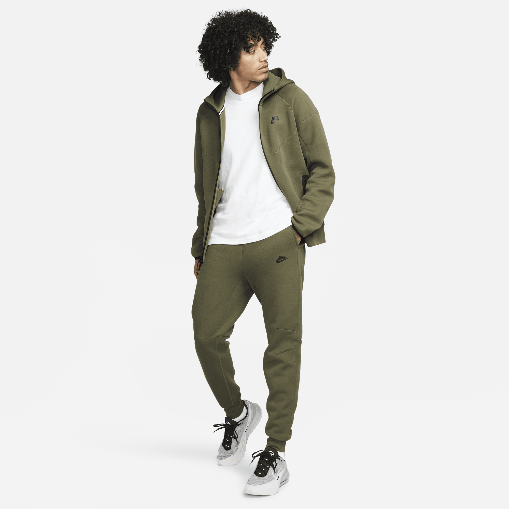 Nike tech fleece hot sale slim fit joggers