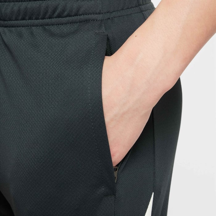 تشيلسي سترايك image number 4 تشيلسي سترايك image number 4