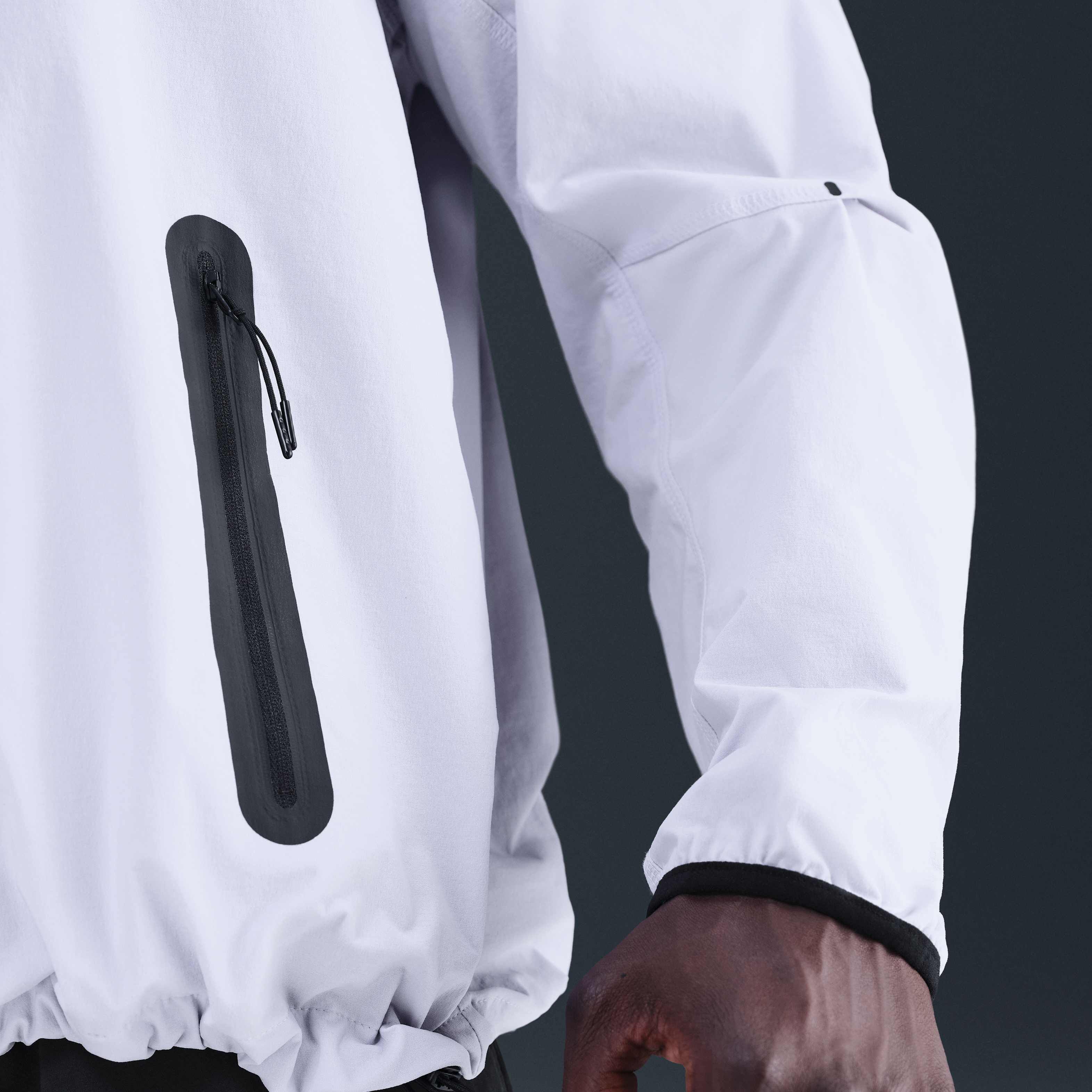 نايكي تك ويندرانر image number 12