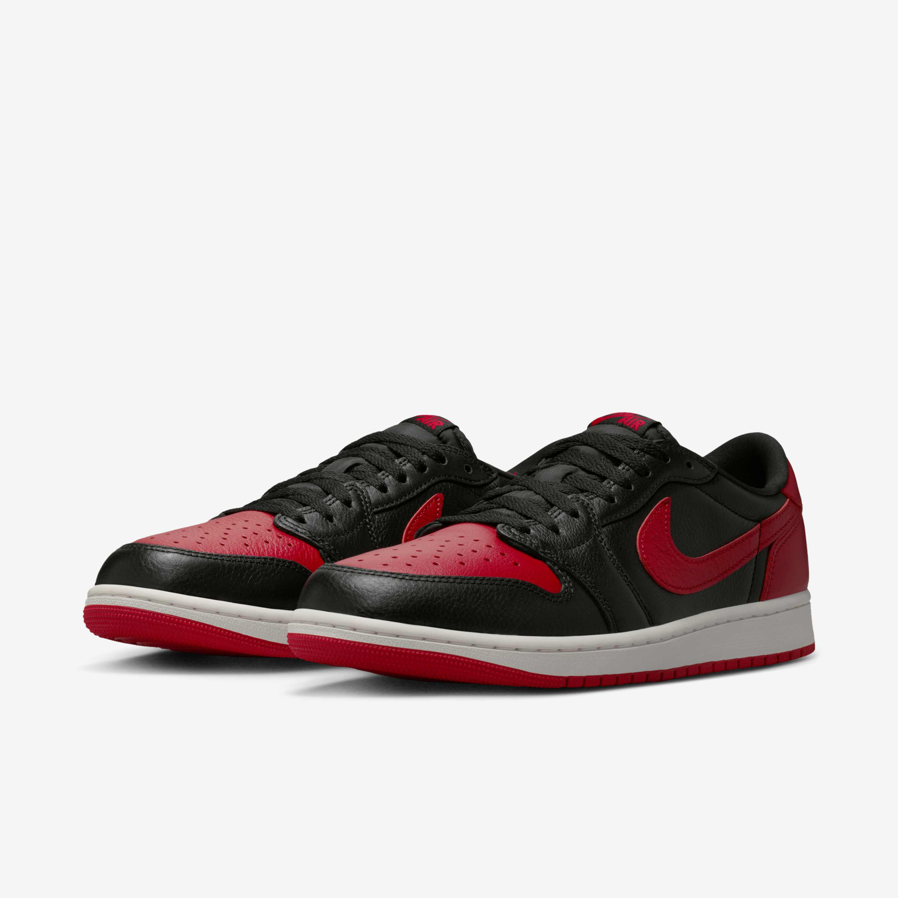 Air Jordan 1 Retro Low OG 'Banned' image number 4