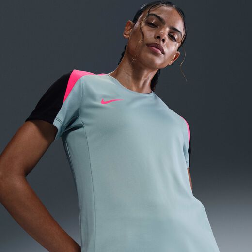 نايكي سترايك