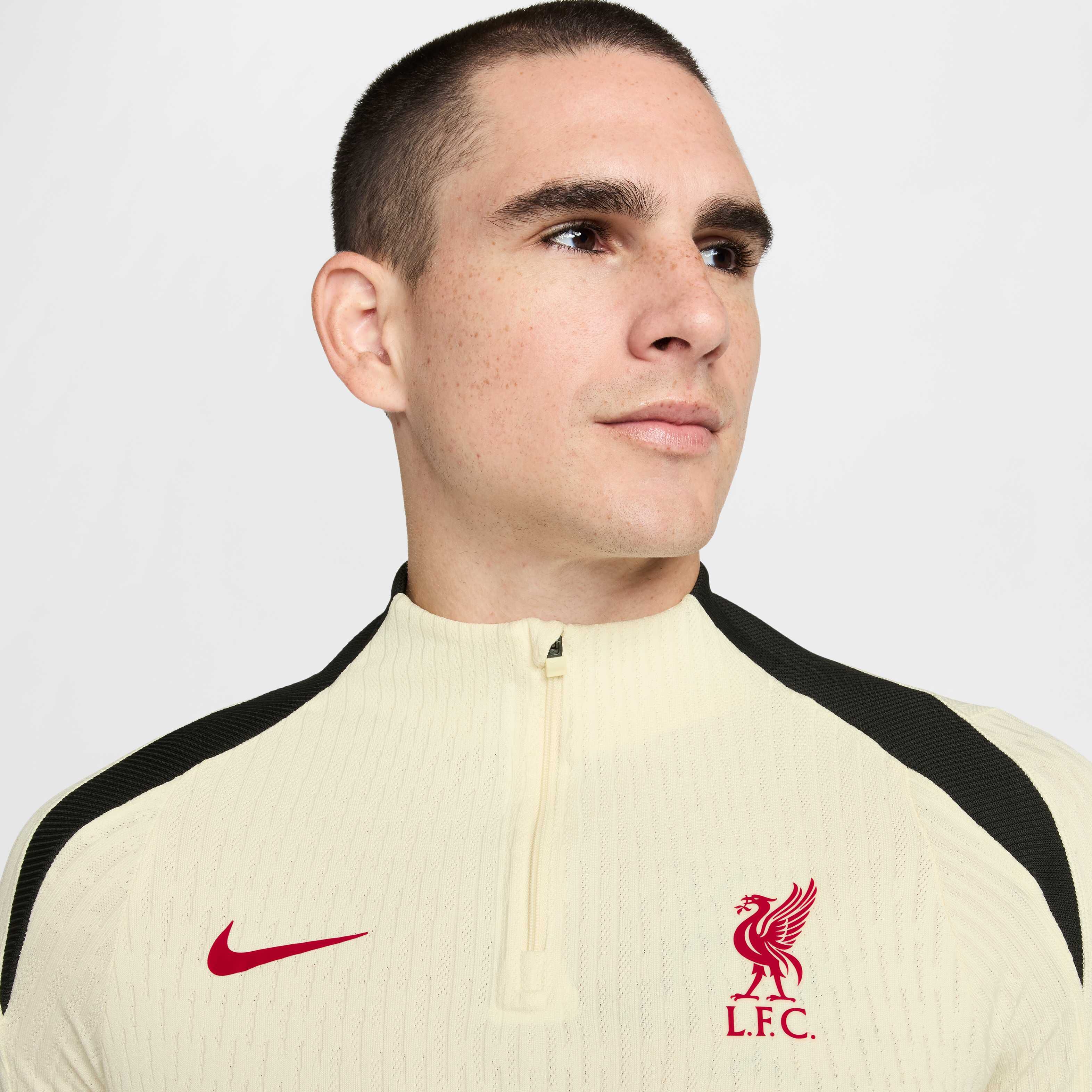 Liverpool F.C. Strike Elite Special Edition image number 2