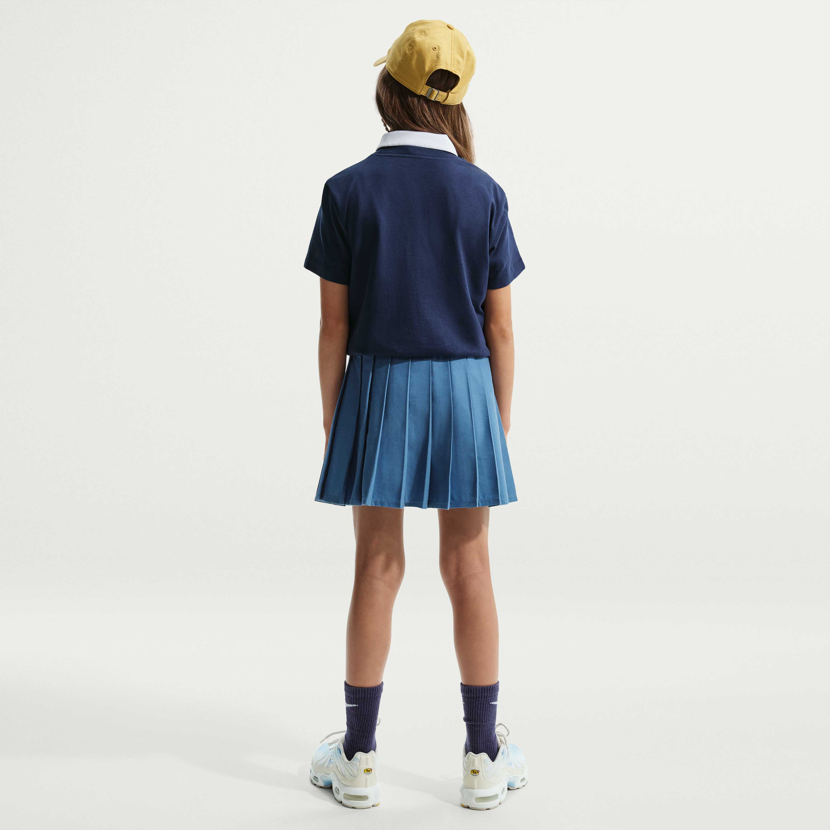 Paris Saint-Germain Swoosh image number 4