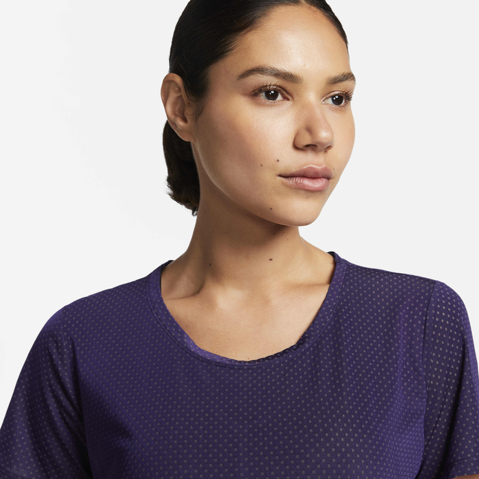 Nike Dri-FIT One Breathe image number 2 Nike Dri-FIT One Breathe image number 2