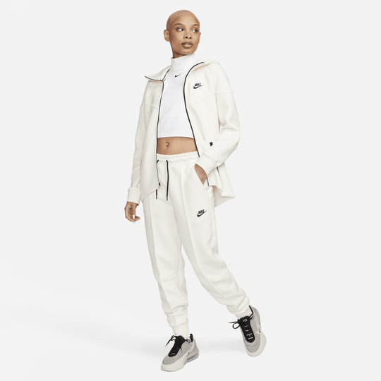 All white 2025 nike joggers